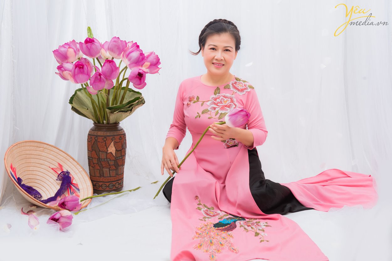 Tháng 6, hoa sen nở rộ. Đây cũng là thời điểm nhiều thiếu nữ, chị em trung niên xúng xính áo dài, áo yếm chụp ảnh cùng sen. Khi cư dân mạng đang được dịp “nhức nhối, đỏ mắt” với những bộ ảnh khoe lưng trần, nude hoàn toàn bên hoa sen của các thiếu nữ, thậm chí là các chị em trung niên tràn lan, bộ ảnh trong chụp cùng sen trong studio của Yêu media khiến nhiều người bất ngờ. Chụp ảnh với sen “chẳng hở tí nào” nhưng hai mẹ con chị Hương trong chiếc áo dài truyền thống vẫn khiến bao người say đắm với vẻ đẹp thanh khiết đúng tựa như những bông sen. + Yêu Media đầu tư dàn máy ảnh, ống kính, đèn chiếu sáng và các thiết bị khác một cách hiện đại, đầy đủ, cho ra các bức ảnh chụp Sen đẹp nhất. + Ekip thợ chụp đông đảo – nhiệt tình – giàu kinh nghiệm + Đội ngũ make - up chuyên nghiệp, trẻ trung , nhiều kinh nghiệm. + Làm việc chuyên nghiệp, đúng giờ, trả ảnh đúng hẹn. + Chi phí hợp lý nhất, cạnh tranh, bảng giá rõ ràng, minh bạch từ ban đầu, không có phụ phí phát sinh ngoài bảng giá trong quá trình chụp ảnh. Chúng tôi cam kết mang đến cho bạn bộ ảnh áo dài sáng tạo, cuốn hút. Chắc chắn sẽ làm bạn hài lòng khi đến với Yêu Media!