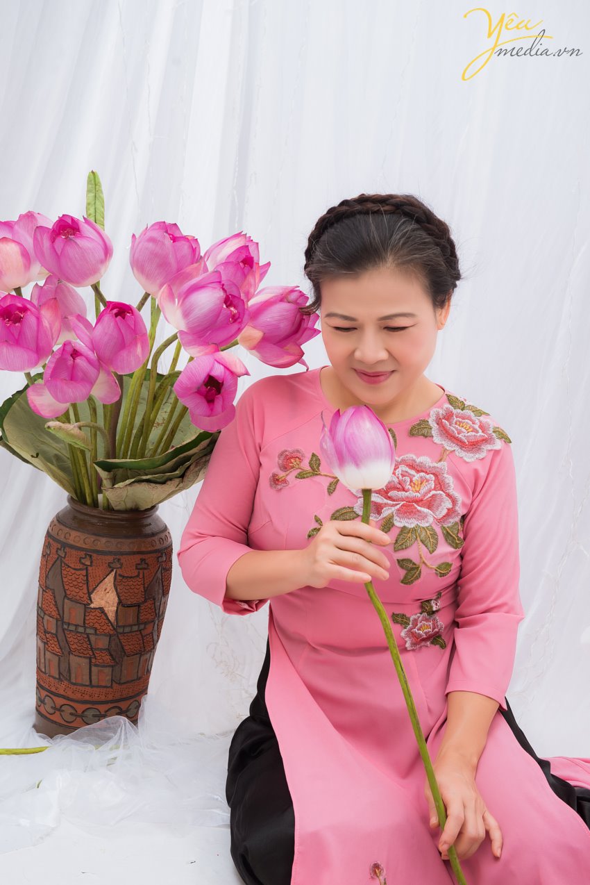 Tháng 6, hoa sen nở rộ. Đây cũng là thời điểm nhiều thiếu nữ, chị em trung niên xúng xính áo dài, áo yếm chụp ảnh cùng sen. Khi cư dân mạng đang được dịp “nhức nhối, đỏ mắt” với những bộ ảnh khoe lưng trần, nude hoàn toàn bên hoa sen của các thiếu nữ, thậm chí là các chị em trung niên tràn lan, bộ ảnh trong chụp cùng sen trong studio của Yêu media khiến nhiều người bất ngờ. Chụp ảnh với sen “chẳng hở tí nào” nhưng hai mẹ con chị Hương trong chiếc áo dài truyền thống vẫn khiến bao người say đắm với vẻ đẹp thanh khiết đúng tựa như những bông sen. + Yêu Media đầu tư dàn máy ảnh, ống kính, đèn chiếu sáng và các thiết bị khác một cách hiện đại, đầy đủ, cho ra các bức ảnh chụp Sen đẹp nhất. + Ekip thợ chụp đông đảo – nhiệt tình – giàu kinh nghiệm + Đội ngũ make - up chuyên nghiệp, trẻ trung , nhiều kinh nghiệm. + Làm việc chuyên nghiệp, đúng giờ, trả ảnh đúng hẹn. + Chi phí hợp lý nhất, cạnh tranh, bảng giá rõ ràng, minh bạch từ ban đầu, không có phụ phí phát sinh ngoài bảng giá trong quá trình chụp ảnh. Chúng tôi cam kết mang đến cho bạn bộ ảnh áo dài sáng tạo, cuốn hút. Chắc chắn sẽ làm bạn hài lòng khi đến với Yêu Media!