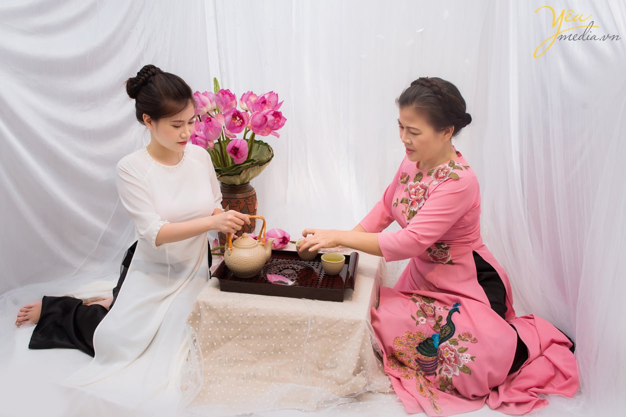 Tháng 6, hoa sen nở rộ. Đây cũng là thời điểm nhiều thiếu nữ, chị em trung niên xúng xính áo dài, áo yếm chụp ảnh cùng sen. Khi cư dân mạng đang được dịp “nhức nhối, đỏ mắt” với những bộ ảnh khoe lưng trần, nude hoàn toàn bên hoa sen của các thiếu nữ, thậm chí là các chị em trung niên tràn lan, bộ ảnh trong chụp cùng sen trong studio của Yêu media khiến nhiều người bất ngờ. Chụp ảnh với sen “chẳng hở tí nào” nhưng hai mẹ con chị Hương trong chiếc áo dài truyền thống vẫn khiến bao người say đắm với vẻ đẹp thanh khiết đúng tựa như những bông sen. + Yêu Media đầu tư dàn máy ảnh, ống kính, đèn chiếu sáng và các thiết bị khác một cách hiện đại, đầy đủ, cho ra các bức ảnh chụp Sen đẹp nhất. + Ekip thợ chụp đông đảo – nhiệt tình – giàu kinh nghiệm + Đội ngũ make - up chuyên nghiệp, trẻ trung , nhiều kinh nghiệm. + Làm việc chuyên nghiệp, đúng giờ, trả ảnh đúng hẹn. + Chi phí hợp lý nhất, cạnh tranh, bảng giá rõ ràng, minh bạch từ ban đầu, không có phụ phí phát sinh ngoài bảng giá trong quá trình chụp ảnh. Chúng tôi cam kết mang đến cho bạn bộ ảnh áo dài sáng tạo, cuốn hút. Chắc chắn sẽ làm bạn hài lòng khi đến với Yêu Media!