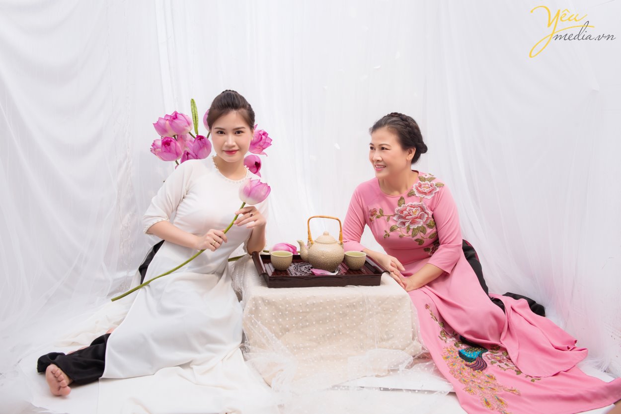 Tháng 6, hoa sen nở rộ. Đây cũng là thời điểm nhiều thiếu nữ, chị em trung niên xúng xính áo dài, áo yếm chụp ảnh cùng sen. Khi cư dân mạng đang được dịp “nhức nhối, đỏ mắt” với những bộ ảnh khoe lưng trần, nude hoàn toàn bên hoa sen của các thiếu nữ, thậm chí là các chị em trung niên tràn lan, bộ ảnh trong chụp cùng sen trong studio của Yêu media khiến nhiều người bất ngờ. Chụp ảnh với sen “chẳng hở tí nào” nhưng hai mẹ con chị Hương trong chiếc áo dài truyền thống vẫn khiến bao người say đắm với vẻ đẹp thanh khiết đúng tựa như những bông sen. + Yêu Media đầu tư dàn máy ảnh, ống kính, đèn chiếu sáng và các thiết bị khác một cách hiện đại, đầy đủ, cho ra các bức ảnh chụp Sen đẹp nhất. + Ekip thợ chụp đông đảo – nhiệt tình – giàu kinh nghiệm + Đội ngũ make - up chuyên nghiệp, trẻ trung , nhiều kinh nghiệm. + Làm việc chuyên nghiệp, đúng giờ, trả ảnh đúng hẹn. + Chi phí hợp lý nhất, cạnh tranh, bảng giá rõ ràng, minh bạch từ ban đầu, không có phụ phí phát sinh ngoài bảng giá trong quá trình chụp ảnh. Chúng tôi cam kết mang đến cho bạn bộ ảnh áo dài sáng tạo, cuốn hút. Chắc chắn sẽ làm bạn hài lòng khi đến với Yêu Media!