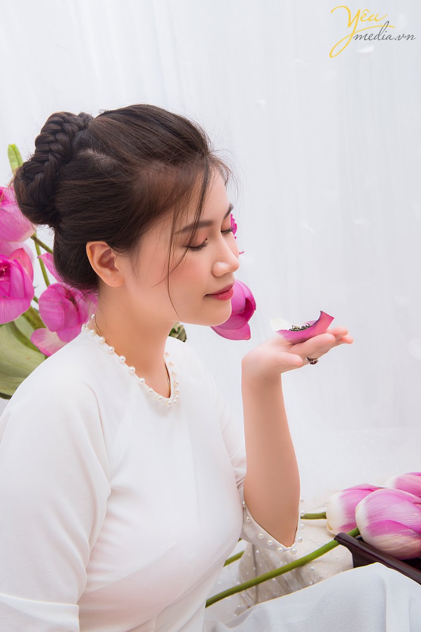 Tháng 6, hoa sen nở rộ. Đây cũng là thời điểm nhiều thiếu nữ, chị em trung niên xúng xính áo dài, áo yếm chụp ảnh cùng sen. Khi cư dân mạng đang được dịp “nhức nhối, đỏ mắt” với những bộ ảnh khoe lưng trần, nude hoàn toàn bên hoa sen của các thiếu nữ, thậm chí là các chị em trung niên tràn lan, bộ ảnh trong chụp cùng sen trong studio của Yêu media khiến nhiều người bất ngờ. Chụp ảnh với sen “chẳng hở tí nào” nhưng hai mẹ con chị Hương trong chiếc áo dài truyền thống vẫn khiến bao người say đắm với vẻ đẹp thanh khiết đúng tựa như những bông sen. + Yêu Media đầu tư dàn máy ảnh, ống kính, đèn chiếu sáng và các thiết bị khác một cách hiện đại, đầy đủ, cho ra các bức ảnh chụp Sen đẹp nhất. + Ekip thợ chụp đông đảo – nhiệt tình – giàu kinh nghiệm + Đội ngũ make - up chuyên nghiệp, trẻ trung , nhiều kinh nghiệm. + Làm việc chuyên nghiệp, đúng giờ, trả ảnh đúng hẹn. + Chi phí hợp lý nhất, cạnh tranh, bảng giá rõ ràng, minh bạch từ ban đầu, không có phụ phí phát sinh ngoài bảng giá trong quá trình chụp ảnh. Chúng tôi cam kết mang đến cho bạn bộ ảnh áo dài sáng tạo, cuốn hút. Chắc chắn sẽ làm bạn hài lòng khi đến với Yêu Media!