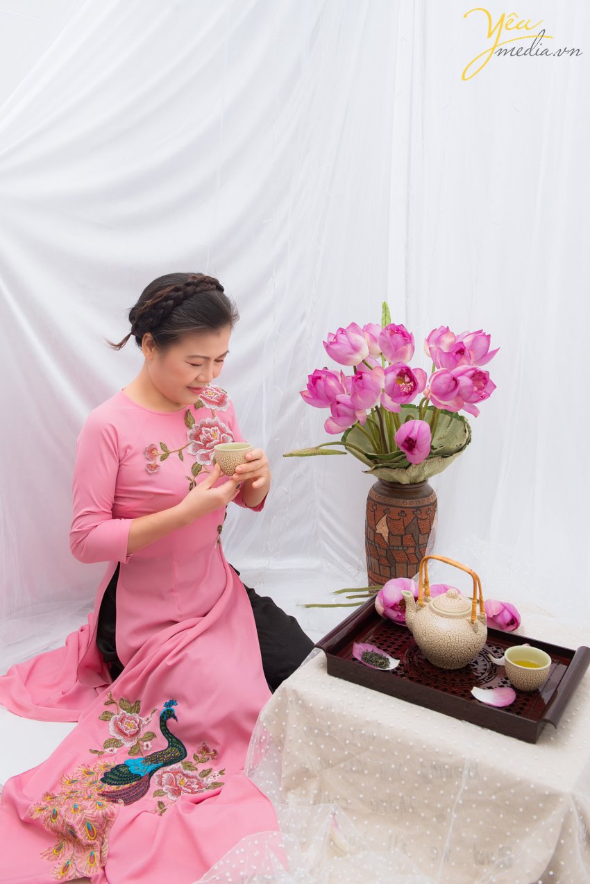 Tháng 6, hoa sen nở rộ. Đây cũng là thời điểm nhiều thiếu nữ, chị em trung niên xúng xính áo dài, áo yếm chụp ảnh cùng sen. Khi cư dân mạng đang được dịp “nhức nhối, đỏ mắt” với những bộ ảnh khoe lưng trần, nude hoàn toàn bên hoa sen của các thiếu nữ, thậm chí là các chị em trung niên tràn lan, bộ ảnh trong chụp cùng sen trong studio của Yêu media khiến nhiều người bất ngờ. Chụp ảnh với sen “chẳng hở tí nào” nhưng hai mẹ con chị Hương trong chiếc áo dài truyền thống vẫn khiến bao người say đắm với vẻ đẹp thanh khiết đúng tựa như những bông sen. + Yêu Media đầu tư dàn máy ảnh, ống kính, đèn chiếu sáng và các thiết bị khác một cách hiện đại, đầy đủ, cho ra các bức ảnh chụp Sen đẹp nhất. + Ekip thợ chụp đông đảo – nhiệt tình – giàu kinh nghiệm + Đội ngũ make - up chuyên nghiệp, trẻ trung , nhiều kinh nghiệm. + Làm việc chuyên nghiệp, đúng giờ, trả ảnh đúng hẹn. + Chi phí hợp lý nhất, cạnh tranh, bảng giá rõ ràng, minh bạch từ ban đầu, không có phụ phí phát sinh ngoài bảng giá trong quá trình chụp ảnh. Chúng tôi cam kết mang đến cho bạn bộ ảnh áo dài sáng tạo, cuốn hút. Chắc chắn sẽ làm bạn hài lòng khi đến với Yêu Media!