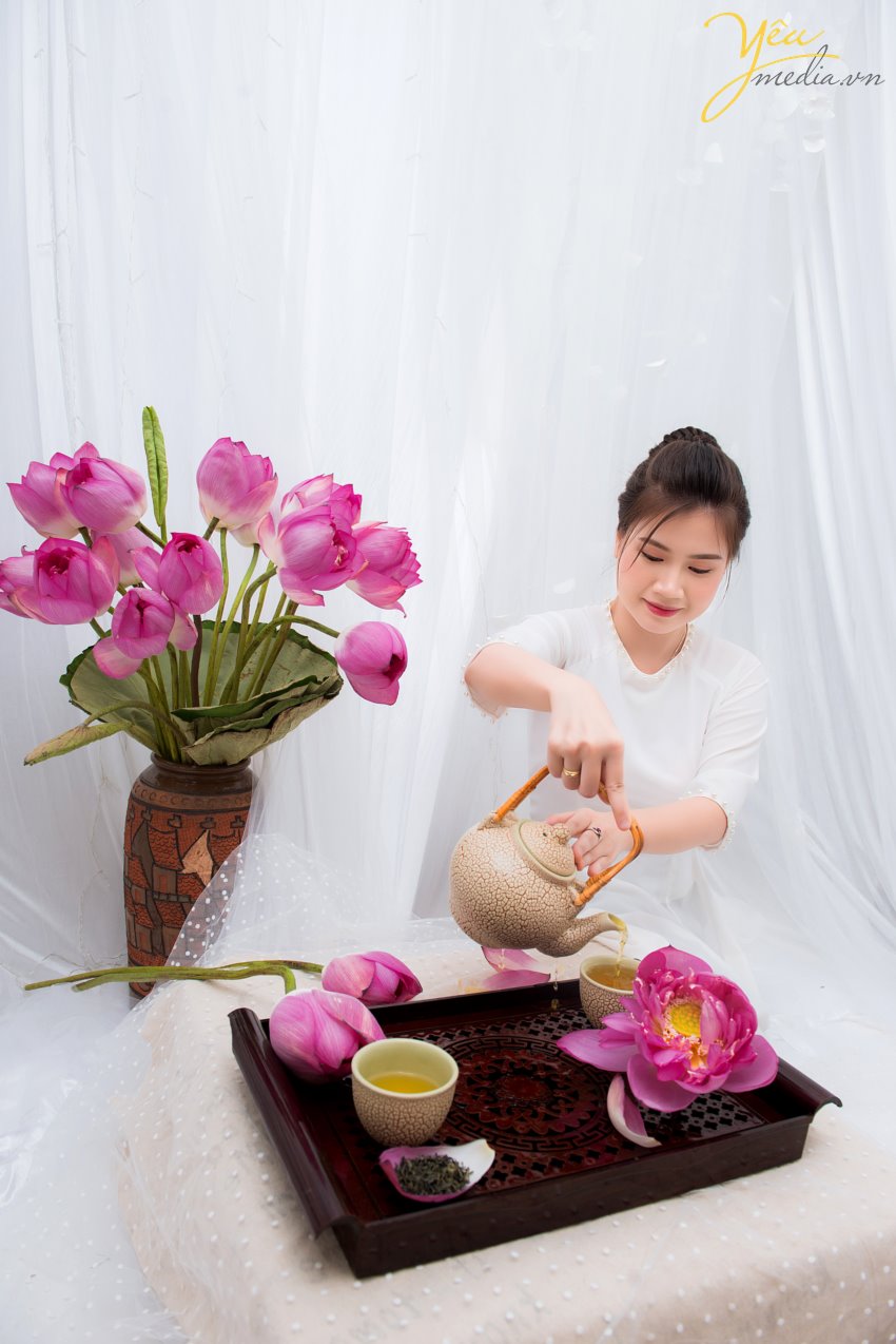 Tháng 6, hoa sen nở rộ. Đây cũng là thời điểm nhiều thiếu nữ, chị em trung niên xúng xính áo dài, áo yếm chụp ảnh cùng sen. Khi cư dân mạng đang được dịp “nhức nhối, đỏ mắt” với những bộ ảnh khoe lưng trần, nude hoàn toàn bên hoa sen của các thiếu nữ, thậm chí là các chị em trung niên tràn lan, bộ ảnh trong chụp cùng sen trong studio của Yêu media khiến nhiều người bất ngờ. Chụp ảnh với sen “chẳng hở tí nào” nhưng hai mẹ con chị Hương trong chiếc áo dài truyền thống vẫn khiến bao người say đắm với vẻ đẹp thanh khiết đúng tựa như những bông sen. + Yêu Media đầu tư dàn máy ảnh, ống kính, đèn chiếu sáng và các thiết bị khác một cách hiện đại, đầy đủ, cho ra các bức ảnh chụp Sen đẹp nhất. + Ekip thợ chụp đông đảo – nhiệt tình – giàu kinh nghiệm + Đội ngũ make - up chuyên nghiệp, trẻ trung , nhiều kinh nghiệm. + Làm việc chuyên nghiệp, đúng giờ, trả ảnh đúng hẹn. + Chi phí hợp lý nhất, cạnh tranh, bảng giá rõ ràng, minh bạch từ ban đầu, không có phụ phí phát sinh ngoài bảng giá trong quá trình chụp ảnh. Chúng tôi cam kết mang đến cho bạn bộ ảnh áo dài sáng tạo, cuốn hút. Chắc chắn sẽ làm bạn hài lòng khi đến với Yêu Media!