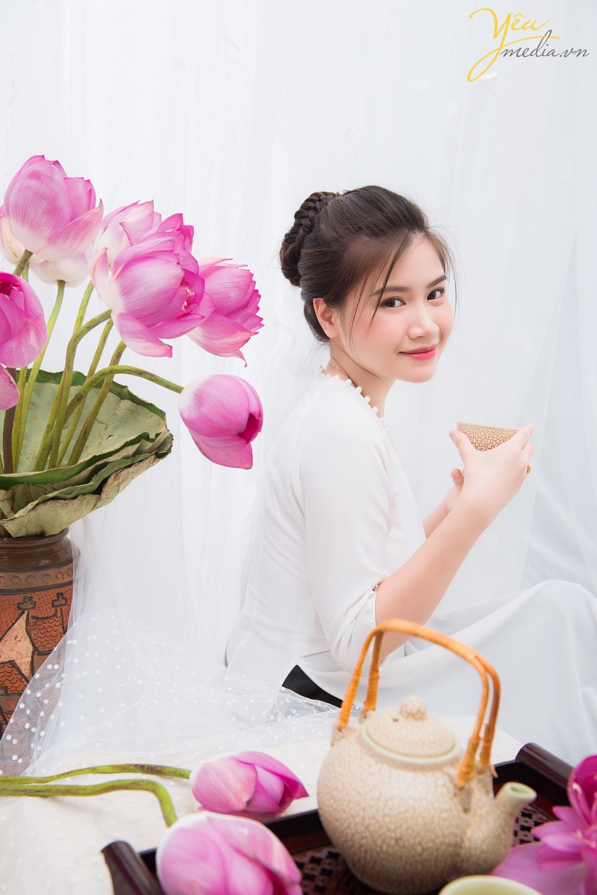 Tháng 6, hoa sen nở rộ. Đây cũng là thời điểm nhiều thiếu nữ, chị em trung niên xúng xính áo dài, áo yếm chụp ảnh cùng sen. Khi cư dân mạng đang được dịp “nhức nhối, đỏ mắt” với những bộ ảnh khoe lưng trần, nude hoàn toàn bên hoa sen của các thiếu nữ, thậm chí là các chị em trung niên tràn lan, bộ ảnh trong chụp cùng sen trong studio của Yêu media khiến nhiều người bất ngờ. Chụp ảnh với sen “chẳng hở tí nào” nhưng hai mẹ con chị Hương trong chiếc áo dài truyền thống vẫn khiến bao người say đắm với vẻ đẹp thanh khiết đúng tựa như những bông sen. + Yêu Media đầu tư dàn máy ảnh, ống kính, đèn chiếu sáng và các thiết bị khác một cách hiện đại, đầy đủ, cho ra các bức ảnh chụp Sen đẹp nhất. + Ekip thợ chụp đông đảo – nhiệt tình – giàu kinh nghiệm + Đội ngũ make - up chuyên nghiệp, trẻ trung , nhiều kinh nghiệm. + Làm việc chuyên nghiệp, đúng giờ, trả ảnh đúng hẹn. + Chi phí hợp lý nhất, cạnh tranh, bảng giá rõ ràng, minh bạch từ ban đầu, không có phụ phí phát sinh ngoài bảng giá trong quá trình chụp ảnh. Chúng tôi cam kết mang đến cho bạn bộ ảnh áo dài sáng tạo, cuốn hút. Chắc chắn sẽ làm bạn hài lòng khi đến với Yêu Media!