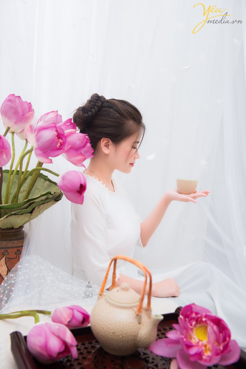 Tháng 6, hoa sen nở rộ. Đây cũng là thời điểm nhiều thiếu nữ, chị em trung niên xúng xính áo dài, áo yếm chụp ảnh cùng sen. Khi cư dân mạng đang được dịp “nhức nhối, đỏ mắt” với những bộ ảnh khoe lưng trần, nude hoàn toàn bên hoa sen của các thiếu nữ, thậm chí là các chị em trung niên tràn lan, bộ ảnh trong chụp cùng sen trong studio của Yêu media khiến nhiều người bất ngờ. Chụp ảnh với sen “chẳng hở tí nào” nhưng hai mẹ con chị Hương trong chiếc áo dài truyền thống vẫn khiến bao người say đắm với vẻ đẹp thanh khiết đúng tựa như những bông sen. + Yêu Media đầu tư dàn máy ảnh, ống kính, đèn chiếu sáng và các thiết bị khác một cách hiện đại, đầy đủ, cho ra các bức ảnh chụp Sen đẹp nhất. + Ekip thợ chụp đông đảo – nhiệt tình – giàu kinh nghiệm + Đội ngũ make - up chuyên nghiệp, trẻ trung , nhiều kinh nghiệm. + Làm việc chuyên nghiệp, đúng giờ, trả ảnh đúng hẹn. + Chi phí hợp lý nhất, cạnh tranh, bảng giá rõ ràng, minh bạch từ ban đầu, không có phụ phí phát sinh ngoài bảng giá trong quá trình chụp ảnh. Chúng tôi cam kết mang đến cho bạn bộ ảnh áo dài sáng tạo, cuốn hút. Chắc chắn sẽ làm bạn hài lòng khi đến với Yêu Media!