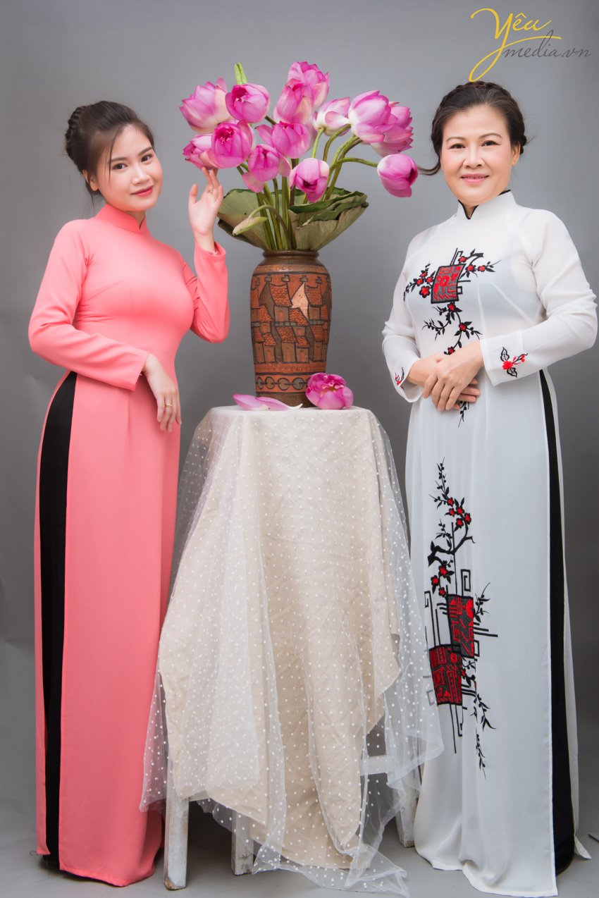 Tháng 6, hoa sen nở rộ. Đây cũng là thời điểm nhiều thiếu nữ, chị em trung niên xúng xính áo dài, áo yếm chụp ảnh cùng sen. Khi cư dân mạng đang được dịp “nhức nhối, đỏ mắt” với những bộ ảnh khoe lưng trần, nude hoàn toàn bên hoa sen của các thiếu nữ, thậm chí là các chị em trung niên tràn lan, bộ ảnh trong chụp cùng sen trong studio của Yêu media khiến nhiều người bất ngờ. Chụp ảnh với sen “chẳng hở tí nào” nhưng hai mẹ con chị Hương trong chiếc áo dài truyền thống vẫn khiến bao người say đắm với vẻ đẹp thanh khiết đúng tựa như những bông sen. + Yêu Media đầu tư dàn máy ảnh, ống kính, đèn chiếu sáng và các thiết bị khác một cách hiện đại, đầy đủ, cho ra các bức ảnh chụp Sen đẹp nhất. + Ekip thợ chụp đông đảo – nhiệt tình – giàu kinh nghiệm + Đội ngũ make - up chuyên nghiệp, trẻ trung , nhiều kinh nghiệm. + Làm việc chuyên nghiệp, đúng giờ, trả ảnh đúng hẹn. + Chi phí hợp lý nhất, cạnh tranh, bảng giá rõ ràng, minh bạch từ ban đầu, không có phụ phí phát sinh ngoài bảng giá trong quá trình chụp ảnh. Chúng tôi cam kết mang đến cho bạn bộ ảnh áo dài sáng tạo, cuốn hút. Chắc chắn sẽ làm bạn hài lòng khi đến với Yêu Media!