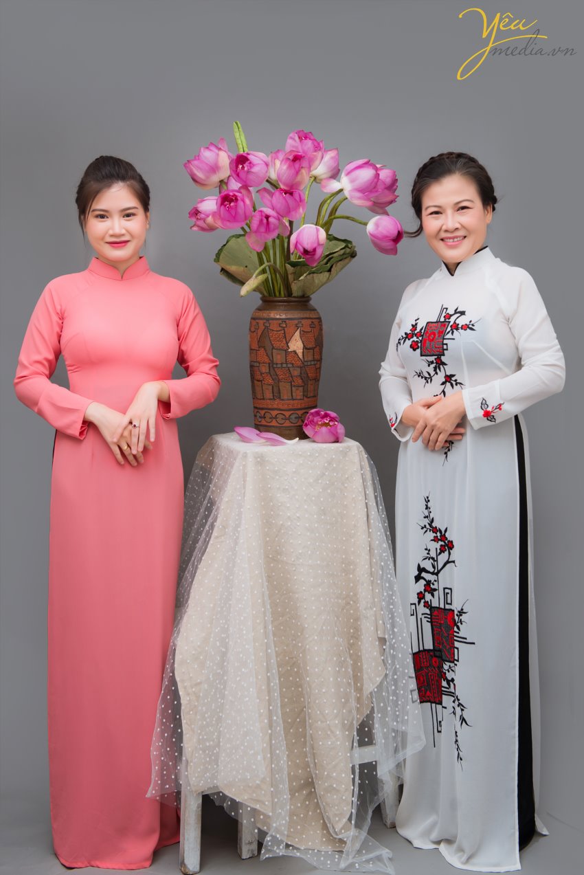 Tháng 6, hoa sen nở rộ. Đây cũng là thời điểm nhiều thiếu nữ, chị em trung niên xúng xính áo dài, áo yếm chụp ảnh cùng sen. Khi cư dân mạng đang được dịp “nhức nhối, đỏ mắt” với những bộ ảnh khoe lưng trần, nude hoàn toàn bên hoa sen của các thiếu nữ, thậm chí là các chị em trung niên tràn lan, bộ ảnh trong chụp cùng sen trong studio của Yêu media khiến nhiều người bất ngờ. Chụp ảnh với sen “chẳng hở tí nào” nhưng hai mẹ con chị Hương trong chiếc áo dài truyền thống vẫn khiến bao người say đắm với vẻ đẹp thanh khiết đúng tựa như những bông sen. + Yêu Media đầu tư dàn máy ảnh, ống kính, đèn chiếu sáng và các thiết bị khác một cách hiện đại, đầy đủ, cho ra các bức ảnh chụp Sen đẹp nhất. + Ekip thợ chụp đông đảo – nhiệt tình – giàu kinh nghiệm + Đội ngũ make - up chuyên nghiệp, trẻ trung , nhiều kinh nghiệm. + Làm việc chuyên nghiệp, đúng giờ, trả ảnh đúng hẹn. + Chi phí hợp lý nhất, cạnh tranh, bảng giá rõ ràng, minh bạch từ ban đầu, không có phụ phí phát sinh ngoài bảng giá trong quá trình chụp ảnh. Chúng tôi cam kết mang đến cho bạn bộ ảnh áo dài sáng tạo, cuốn hút. Chắc chắn sẽ làm bạn hài lòng khi đến với Yêu Media!