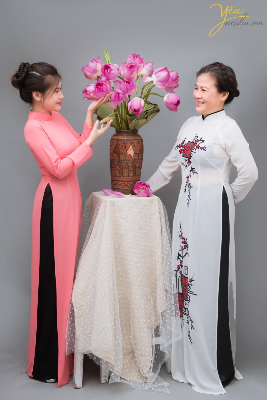 Tháng 6, hoa sen nở rộ. Đây cũng là thời điểm nhiều thiếu nữ, chị em trung niên xúng xính áo dài, áo yếm chụp ảnh cùng sen. Khi cư dân mạng đang được dịp “nhức nhối, đỏ mắt” với những bộ ảnh khoe lưng trần, nude hoàn toàn bên hoa sen của các thiếu nữ, thậm chí là các chị em trung niên tràn lan, bộ ảnh trong chụp cùng sen trong studio của Yêu media khiến nhiều người bất ngờ. Chụp ảnh với sen “chẳng hở tí nào” nhưng hai mẹ con chị Hương trong chiếc áo dài truyền thống vẫn khiến bao người say đắm với vẻ đẹp thanh khiết đúng tựa như những bông sen. + Yêu Media đầu tư dàn máy ảnh, ống kính, đèn chiếu sáng và các thiết bị khác một cách hiện đại, đầy đủ, cho ra các bức ảnh chụp Sen đẹp nhất. + Ekip thợ chụp đông đảo – nhiệt tình – giàu kinh nghiệm + Đội ngũ make - up chuyên nghiệp, trẻ trung , nhiều kinh nghiệm. + Làm việc chuyên nghiệp, đúng giờ, trả ảnh đúng hẹn. + Chi phí hợp lý nhất, cạnh tranh, bảng giá rõ ràng, minh bạch từ ban đầu, không có phụ phí phát sinh ngoài bảng giá trong quá trình chụp ảnh. Chúng tôi cam kết mang đến cho bạn bộ ảnh áo dài sáng tạo, cuốn hút. Chắc chắn sẽ làm bạn hài lòng khi đến với Yêu Media!