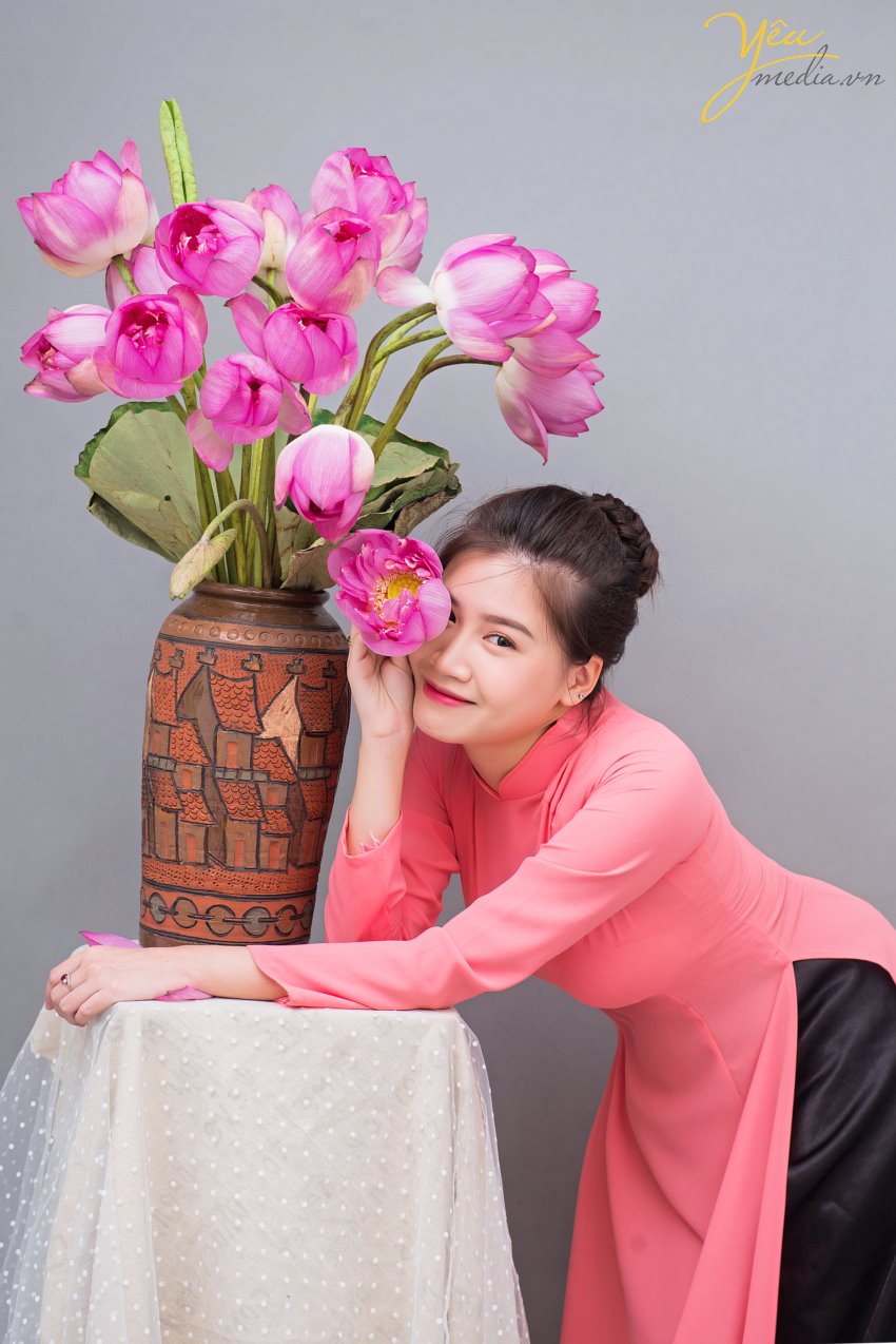 Tháng 6, hoa sen nở rộ. Đây cũng là thời điểm nhiều thiếu nữ, chị em trung niên xúng xính áo dài, áo yếm chụp ảnh cùng sen. Khi cư dân mạng đang được dịp “nhức nhối, đỏ mắt” với những bộ ảnh khoe lưng trần, nude hoàn toàn bên hoa sen của các thiếu nữ, thậm chí là các chị em trung niên tràn lan, bộ ảnh trong chụp cùng sen trong studio của Yêu media khiến nhiều người bất ngờ. Chụp ảnh với sen “chẳng hở tí nào” nhưng hai mẹ con chị Hương trong chiếc áo dài truyền thống vẫn khiến bao người say đắm với vẻ đẹp thanh khiết đúng tựa như những bông sen. + Yêu Media đầu tư dàn máy ảnh, ống kính, đèn chiếu sáng và các thiết bị khác một cách hiện đại, đầy đủ, cho ra các bức ảnh chụp Sen đẹp nhất. + Ekip thợ chụp đông đảo – nhiệt tình – giàu kinh nghiệm + Đội ngũ make - up chuyên nghiệp, trẻ trung , nhiều kinh nghiệm. + Làm việc chuyên nghiệp, đúng giờ, trả ảnh đúng hẹn. + Chi phí hợp lý nhất, cạnh tranh, bảng giá rõ ràng, minh bạch từ ban đầu, không có phụ phí phát sinh ngoài bảng giá trong quá trình chụp ảnh. Chúng tôi cam kết mang đến cho bạn bộ ảnh áo dài sáng tạo, cuốn hút. Chắc chắn sẽ làm bạn hài lòng khi đến với Yêu Media!