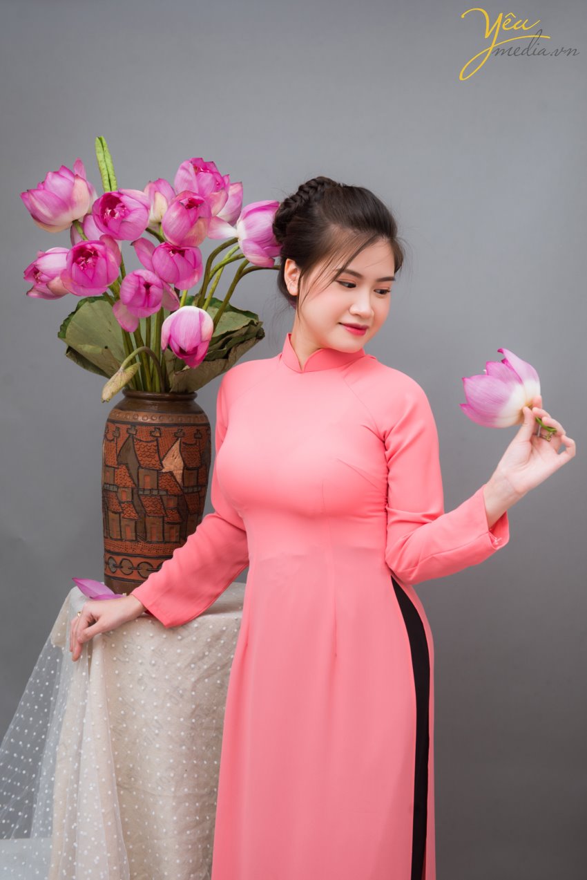 Tháng 6, hoa sen nở rộ. Đây cũng là thời điểm nhiều thiếu nữ, chị em trung niên xúng xính áo dài, áo yếm chụp ảnh cùng sen. Khi cư dân mạng đang được dịp “nhức nhối, đỏ mắt” với những bộ ảnh khoe lưng trần, nude hoàn toàn bên hoa sen của các thiếu nữ, thậm chí là các chị em trung niên tràn lan, bộ ảnh trong chụp cùng sen trong studio của Yêu media khiến nhiều người bất ngờ. Chụp ảnh với sen “chẳng hở tí nào” nhưng hai mẹ con chị Hương trong chiếc áo dài truyền thống vẫn khiến bao người say đắm với vẻ đẹp thanh khiết đúng tựa như những bông sen. + Yêu Media đầu tư dàn máy ảnh, ống kính, đèn chiếu sáng và các thiết bị khác một cách hiện đại, đầy đủ, cho ra các bức ảnh chụp Sen đẹp nhất. + Ekip thợ chụp đông đảo – nhiệt tình – giàu kinh nghiệm + Đội ngũ make - up chuyên nghiệp, trẻ trung , nhiều kinh nghiệm. + Làm việc chuyên nghiệp, đúng giờ, trả ảnh đúng hẹn. + Chi phí hợp lý nhất, cạnh tranh, bảng giá rõ ràng, minh bạch từ ban đầu, không có phụ phí phát sinh ngoài bảng giá trong quá trình chụp ảnh. Chúng tôi cam kết mang đến cho bạn bộ ảnh áo dài sáng tạo, cuốn hút. Chắc chắn sẽ làm bạn hài lòng khi đến với Yêu Media!