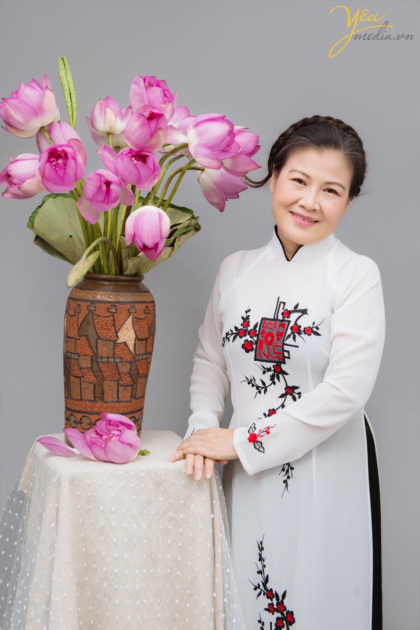 Tháng 6, hoa sen nở rộ. Đây cũng là thời điểm nhiều thiếu nữ, chị em trung niên xúng xính áo dài, áo yếm chụp ảnh cùng sen. Khi cư dân mạng đang được dịp “nhức nhối, đỏ mắt” với những bộ ảnh khoe lưng trần, nude hoàn toàn bên hoa sen của các thiếu nữ, thậm chí là các chị em trung niên tràn lan, bộ ảnh trong chụp cùng sen trong studio của Yêu media khiến nhiều người bất ngờ. Chụp ảnh với sen “chẳng hở tí nào” nhưng hai mẹ con chị Hương trong chiếc áo dài truyền thống vẫn khiến bao người say đắm với vẻ đẹp thanh khiết đúng tựa như những bông sen. + Yêu Media đầu tư dàn máy ảnh, ống kính, đèn chiếu sáng và các thiết bị khác một cách hiện đại, đầy đủ, cho ra các bức ảnh chụp Sen đẹp nhất. + Ekip thợ chụp đông đảo – nhiệt tình – giàu kinh nghiệm + Đội ngũ make - up chuyên nghiệp, trẻ trung , nhiều kinh nghiệm. + Làm việc chuyên nghiệp, đúng giờ, trả ảnh đúng hẹn. + Chi phí hợp lý nhất, cạnh tranh, bảng giá rõ ràng, minh bạch từ ban đầu, không có phụ phí phát sinh ngoài bảng giá trong quá trình chụp ảnh. Chúng tôi cam kết mang đến cho bạn bộ ảnh áo dài sáng tạo, cuốn hút. Chắc chắn sẽ làm bạn hài lòng khi đến với Yêu Media!