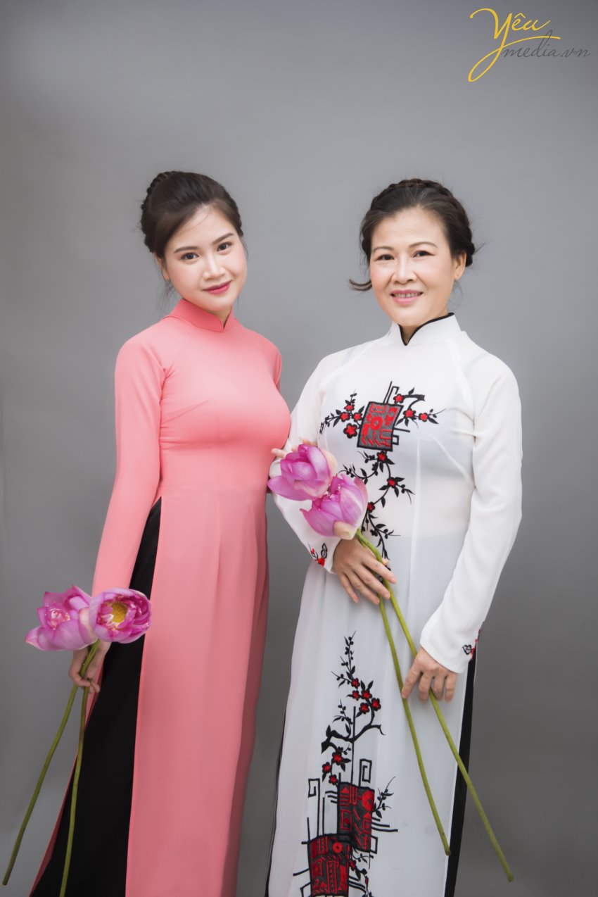 Tháng 6, hoa sen nở rộ. Đây cũng là thời điểm nhiều thiếu nữ, chị em trung niên xúng xính áo dài, áo yếm chụp ảnh cùng sen. Khi cư dân mạng đang được dịp “nhức nhối, đỏ mắt” với những bộ ảnh khoe lưng trần, nude hoàn toàn bên hoa sen của các thiếu nữ, thậm chí là các chị em trung niên tràn lan, bộ ảnh trong chụp cùng sen trong studio của Yêu media khiến nhiều người bất ngờ. Chụp ảnh với sen “chẳng hở tí nào” nhưng hai mẹ con chị Hương trong chiếc áo dài truyền thống vẫn khiến bao người say đắm với vẻ đẹp thanh khiết đúng tựa như những bông sen. + Yêu Media đầu tư dàn máy ảnh, ống kính, đèn chiếu sáng và các thiết bị khác một cách hiện đại, đầy đủ, cho ra các bức ảnh chụp Sen đẹp nhất. + Ekip thợ chụp đông đảo – nhiệt tình – giàu kinh nghiệm + Đội ngũ make - up chuyên nghiệp, trẻ trung , nhiều kinh nghiệm. + Làm việc chuyên nghiệp, đúng giờ, trả ảnh đúng hẹn. + Chi phí hợp lý nhất, cạnh tranh, bảng giá rõ ràng, minh bạch từ ban đầu, không có phụ phí phát sinh ngoài bảng giá trong quá trình chụp ảnh. Chúng tôi cam kết mang đến cho bạn bộ ảnh áo dài sáng tạo, cuốn hút. Chắc chắn sẽ làm bạn hài lòng khi đến với Yêu Media!
