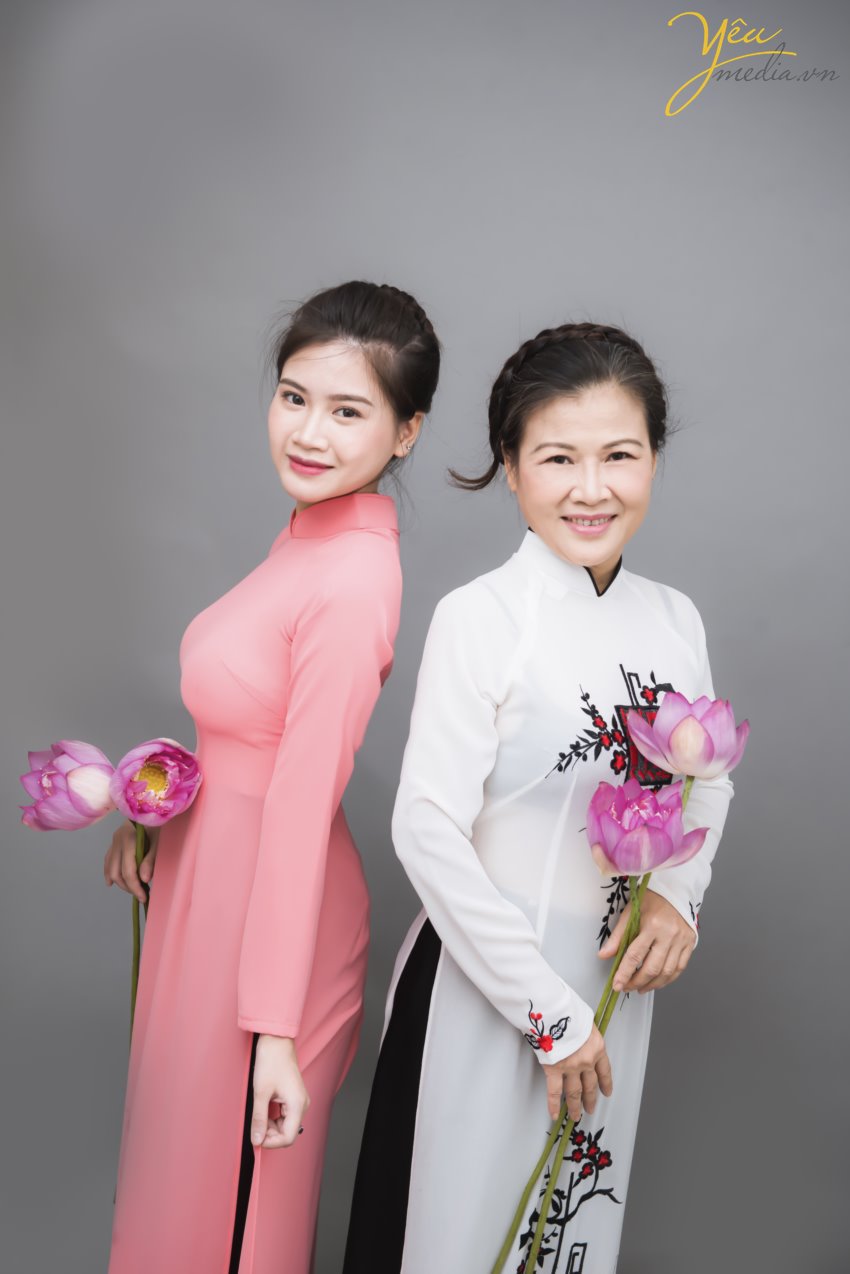 Tháng 6, hoa sen nở rộ. Đây cũng là thời điểm nhiều thiếu nữ, chị em trung niên xúng xính áo dài, áo yếm chụp ảnh cùng sen. Khi cư dân mạng đang được dịp “nhức nhối, đỏ mắt” với những bộ ảnh khoe lưng trần, nude hoàn toàn bên hoa sen của các thiếu nữ, thậm chí là các chị em trung niên tràn lan, bộ ảnh trong chụp cùng sen trong studio của Yêu media khiến nhiều người bất ngờ. Chụp ảnh với sen “chẳng hở tí nào” nhưng hai mẹ con chị Hương trong chiếc áo dài truyền thống vẫn khiến bao người say đắm với vẻ đẹp thanh khiết đúng tựa như những bông sen. + Yêu Media đầu tư dàn máy ảnh, ống kính, đèn chiếu sáng và các thiết bị khác một cách hiện đại, đầy đủ, cho ra các bức ảnh chụp Sen đẹp nhất. + Ekip thợ chụp đông đảo – nhiệt tình – giàu kinh nghiệm + Đội ngũ make - up chuyên nghiệp, trẻ trung , nhiều kinh nghiệm. + Làm việc chuyên nghiệp, đúng giờ, trả ảnh đúng hẹn. + Chi phí hợp lý nhất, cạnh tranh, bảng giá rõ ràng, minh bạch từ ban đầu, không có phụ phí phát sinh ngoài bảng giá trong quá trình chụp ảnh. Chúng tôi cam kết mang đến cho bạn bộ ảnh áo dài sáng tạo, cuốn hút. Chắc chắn sẽ làm bạn hài lòng khi đến với Yêu Media!