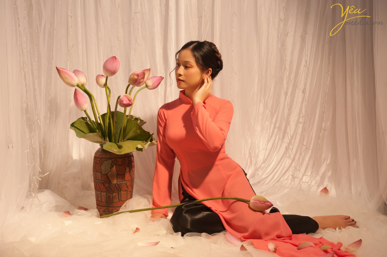 Cô bạn Lan Phương ở Hà Nội vì sự mê đắm vẻ đẹp của hoa sen - đã đến với Yêu media dù ngoài trời rất nóng bức với mùa hè 38 độ - nhưng đã cùng ekip thực hiện nên 1 bộ ảnh mơ mộng trong studio cùng với đóa liên hoa. Mùa hoa sen không quá dài nhưng đã đủ để rất nhiều khách hàng tới studio của chúng tôi để thực hiện những photoshoot cực ấn tượng. Bạn có thể nhấn vào đây để xem thêm các thông tin album hình ảnh nhé!