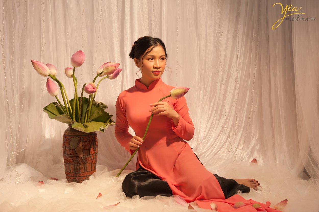 Cô bạn Lan Phương ở Hà Nội vì sự mê đắm vẻ đẹp của hoa sen - đã đến với Yêu media dù ngoài trời rất nóng bức với mùa hè 38 độ - nhưng đã cùng ekip thực hiện nên 1 bộ ảnh mơ mộng trong studio cùng với đóa liên hoa. Mùa hoa sen không quá dài nhưng đã đủ để rất nhiều khách hàng tới studio của chúng tôi để thực hiện những photoshoot cực ấn tượng. Bạn có thể nhấn vào đây để xem thêm các thông tin album hình ảnh nhé!