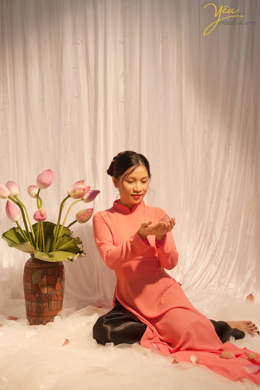 Cô bạn Lan Phương ở Hà Nội vì sự mê đắm vẻ đẹp của hoa sen - đã đến với Yêu media dù ngoài trời rất nóng bức với mùa hè 38 độ - nhưng đã cùng ekip thực hiện nên 1 bộ ảnh mơ mộng trong studio cùng với đóa liên hoa. Mùa hoa sen không quá dài nhưng đã đủ để rất nhiều khách hàng tới studio của chúng tôi để thực hiện những photoshoot cực ấn tượng. Bạn có thể nhấn vào đây để xem thêm các thông tin album hình ảnh nhé!