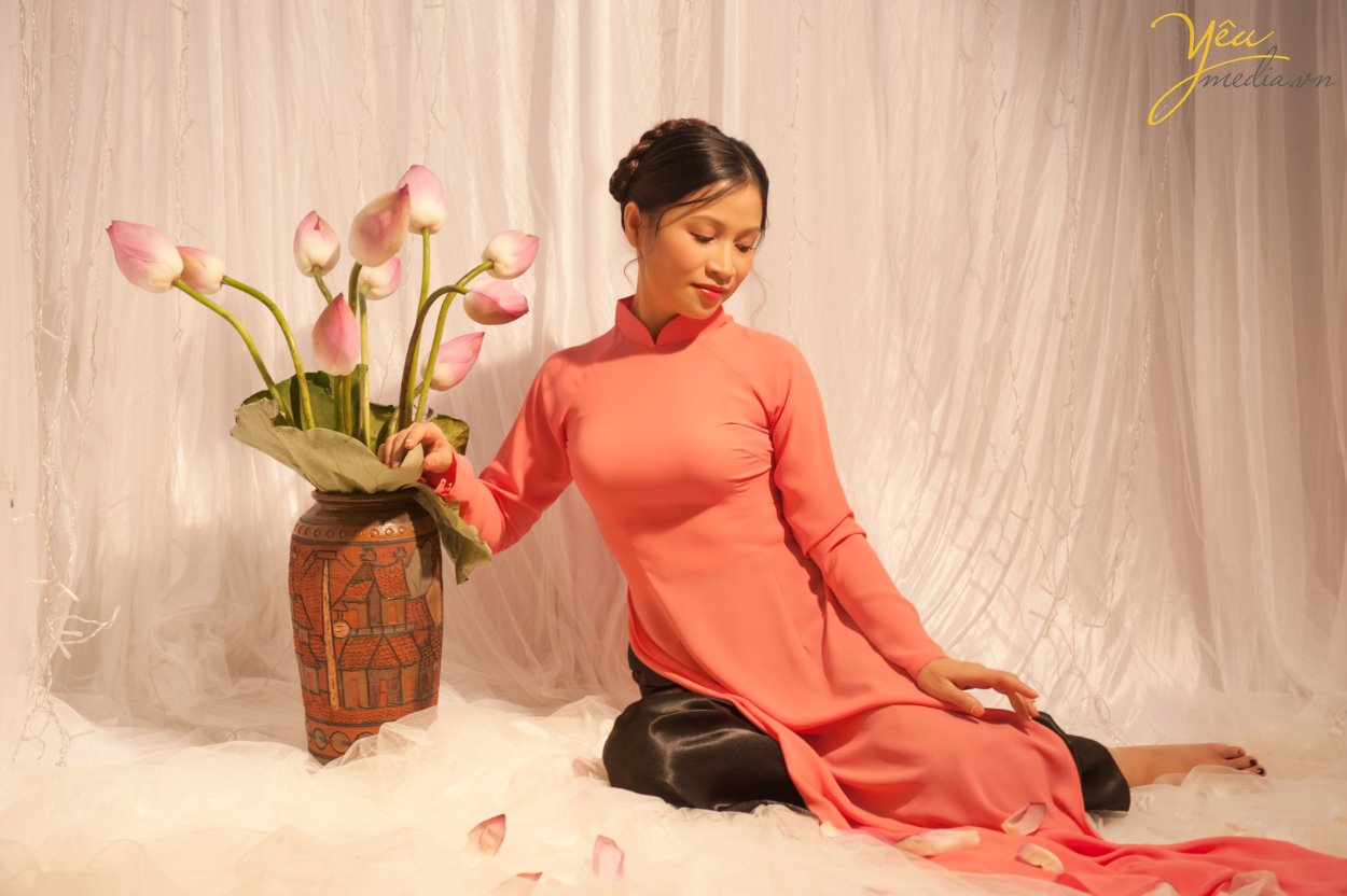 Cô bạn Lan Phương ở Hà Nội vì sự mê đắm vẻ đẹp của hoa sen - đã đến với Yêu media dù ngoài trời rất nóng bức với mùa hè 38 độ - nhưng đã cùng ekip thực hiện nên 1 bộ ảnh mơ mộng trong studio cùng với đóa liên hoa. Mùa hoa sen không quá dài nhưng đã đủ để rất nhiều khách hàng tới studio của chúng tôi để thực hiện những photoshoot cực ấn tượng. Bạn có thể nhấn vào đây để xem thêm các thông tin album hình ảnh nhé!