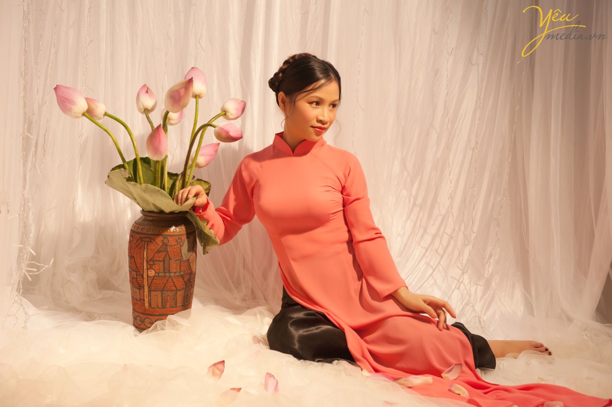 Cô bạn Lan Phương ở Hà Nội vì sự mê đắm vẻ đẹp của hoa sen - đã đến với Yêu media dù ngoài trời rất nóng bức với mùa hè 38 độ - nhưng đã cùng ekip thực hiện nên 1 bộ ảnh mơ mộng trong studio cùng với đóa liên hoa. Mùa hoa sen không quá dài nhưng đã đủ để rất nhiều khách hàng tới studio của chúng tôi để thực hiện những photoshoot cực ấn tượng. Bạn có thể nhấn vào đây để xem thêm các thông tin album hình ảnh nhé!