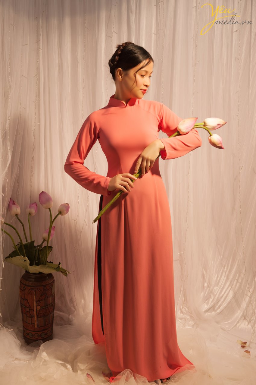 Cô bạn Lan Phương ở Hà Nội vì sự mê đắm vẻ đẹp của hoa sen - đã đến với Yêu media dù ngoài trời rất nóng bức với mùa hè 38 độ - nhưng đã cùng ekip thực hiện nên 1 bộ ảnh mơ mộng trong studio cùng với đóa liên hoa. Mùa hoa sen không quá dài nhưng đã đủ để rất nhiều khách hàng tới studio của chúng tôi để thực hiện những photoshoot cực ấn tượng. Bạn có thể nhấn vào đây để xem thêm các thông tin album hình ảnh nhé!