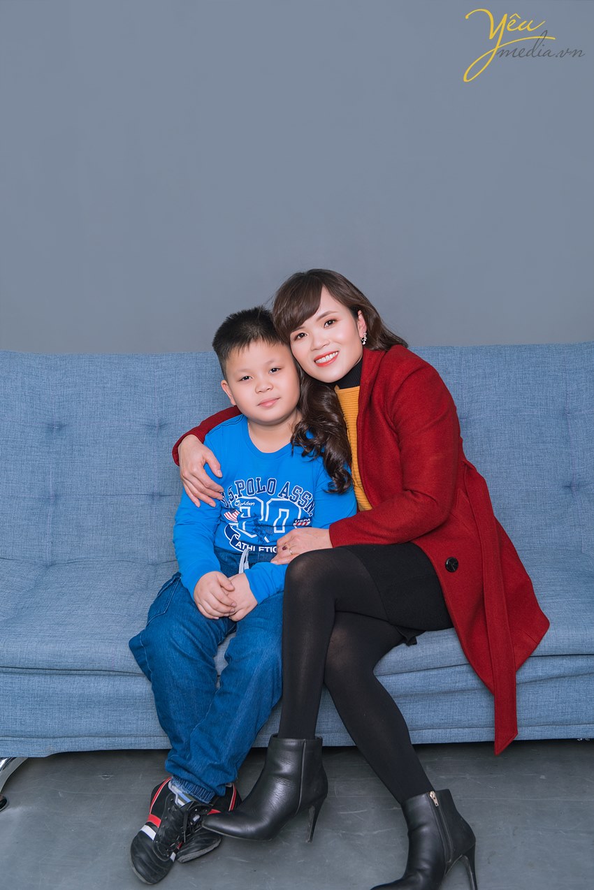 mẹ và con trai nhỏ chụp ảnh trong studio hà nội