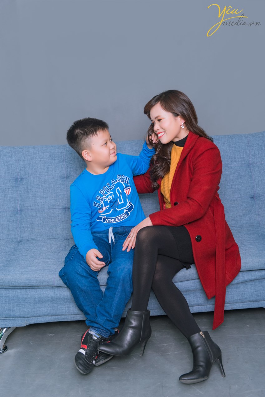 mẹ và con trai tình cảm chụp ảnh