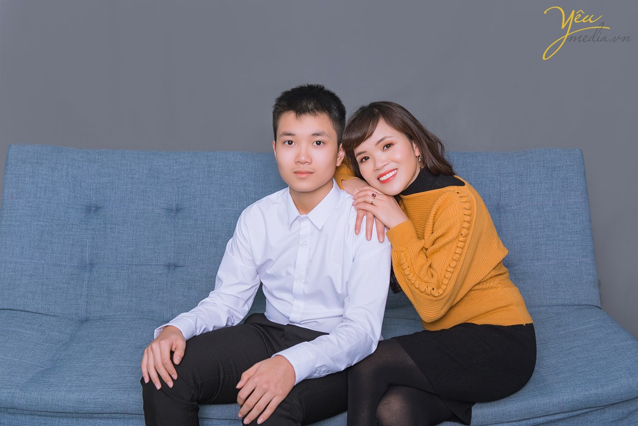 mẹ và con trai lớn chụp ảnh kỉ niệm