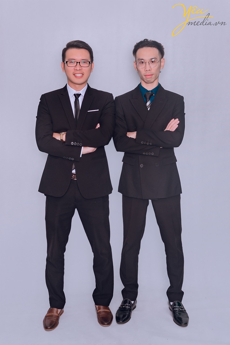 hai anh em ruột chụp ảnh trong studio hà nội yêu media