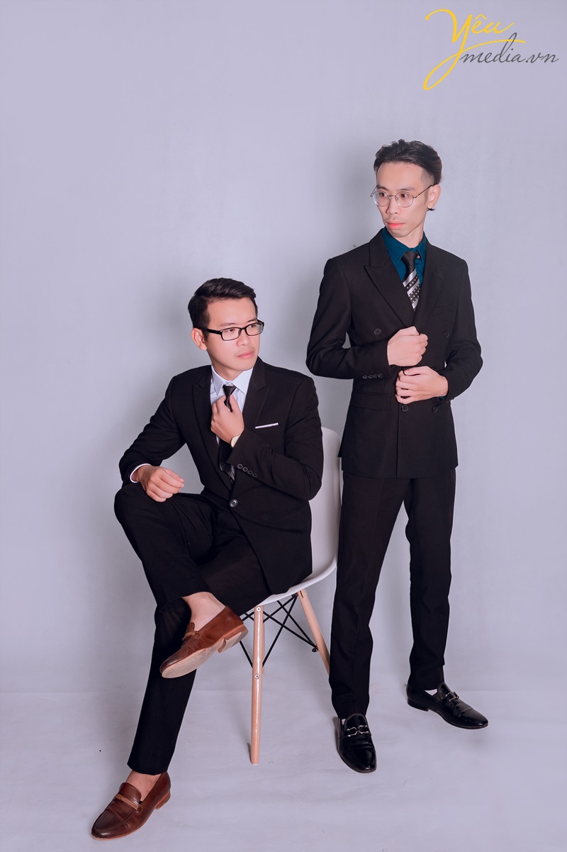 chụp ảnh hai anh em trai trong gia đình set chụp studio