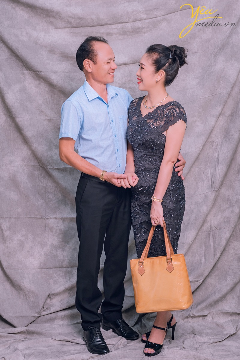 chụp ảnh kỷ niệm hai vợ chồng ngày cưới