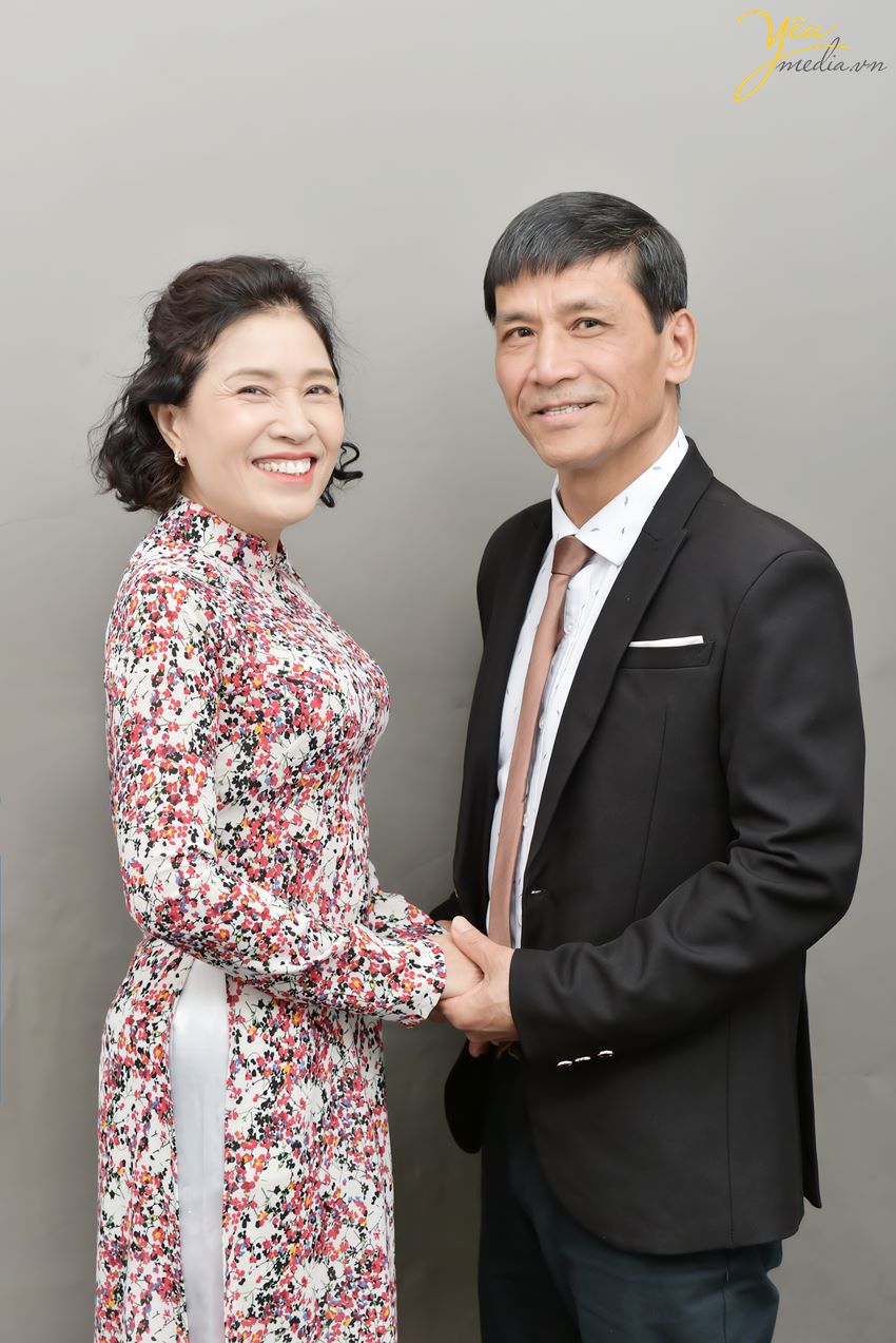 Chụp ảnh gia đình kỷ niệm 30 năm ngày cưới ở Hà Nội của hai cô chú trong studio yêu media