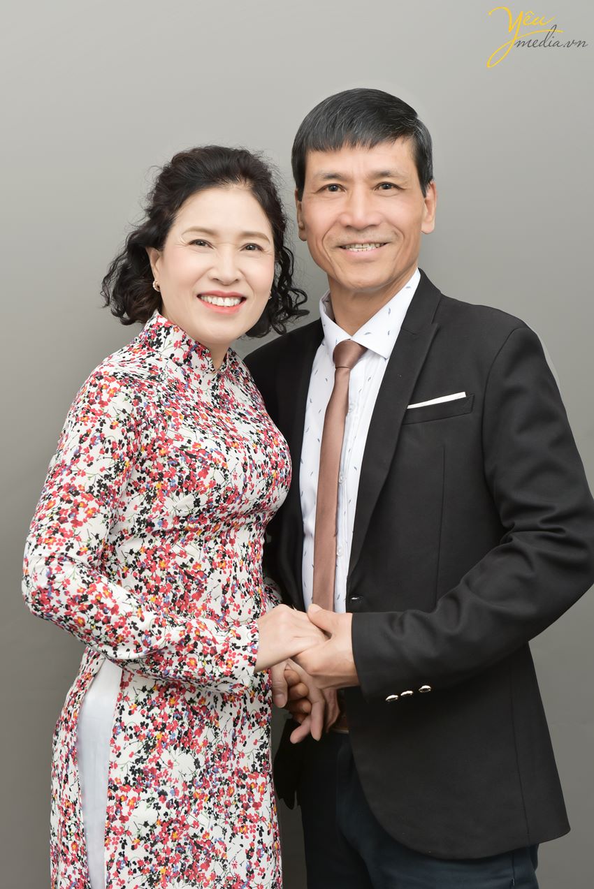 Chụp ảnh gia đình kỷ niệm 30 năm ngày cưới ở Hà Nội của hai cô chú trong studio yêu media