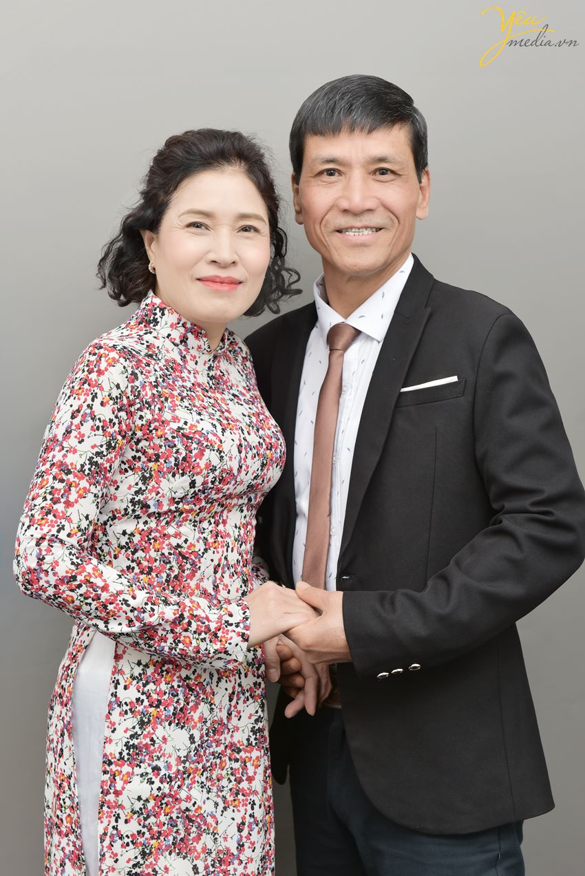 Chụp ảnh gia đình kỷ niệm 30 năm ngày cưới ở Hà Nội của hai cô chú trong studio yêu media
