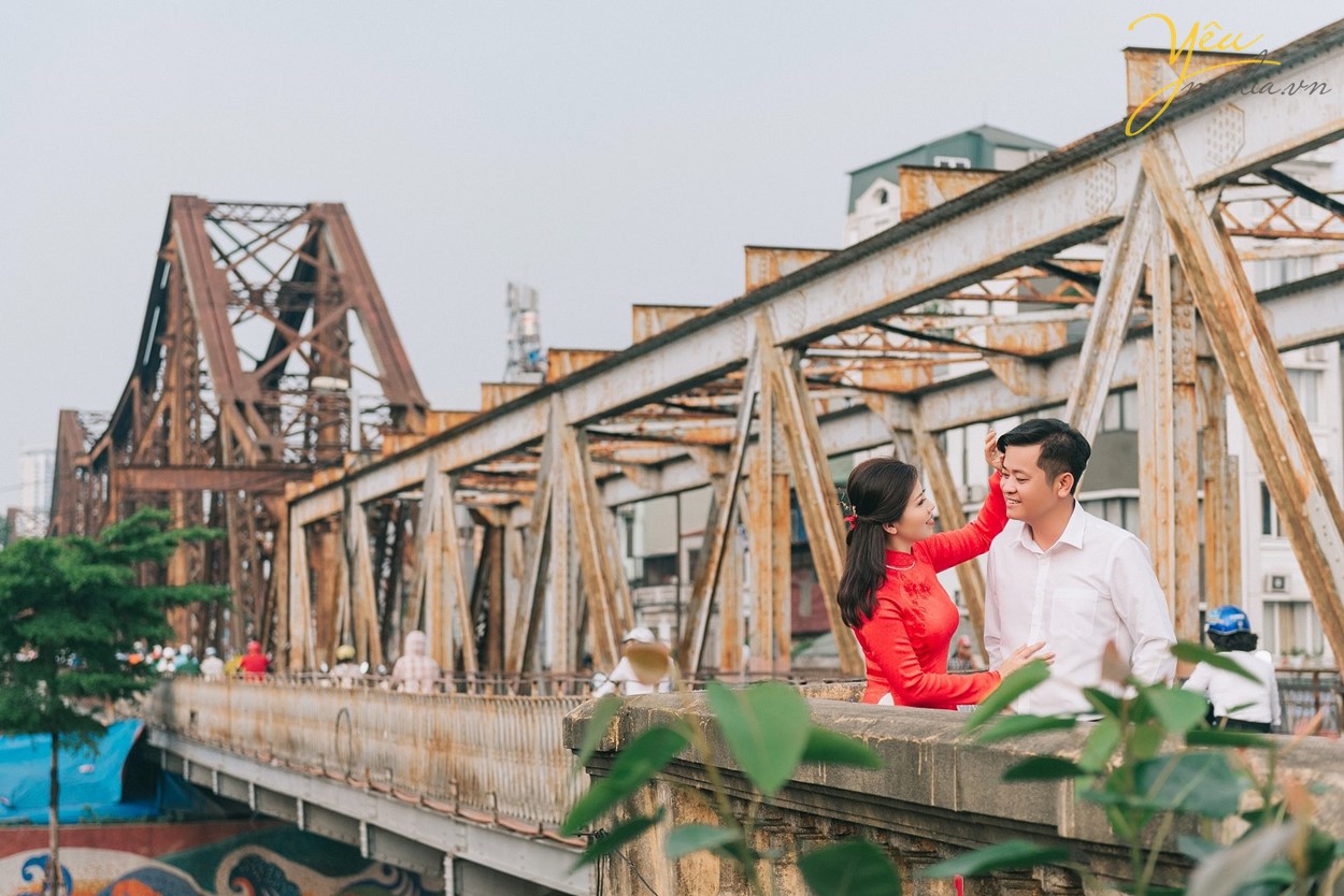 anh chị miền nam thể hiện tình yêu trên cầu long biên