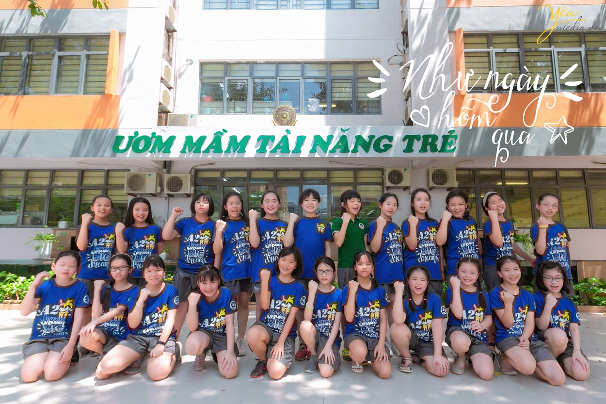 Chụp ảnh kỷ yếu là hoạt động hằng năm của các bạn học sinh cuối cấp, nhằm lưu giữ lại những khoảnh khắc, kỷ niệm đẹp của một thời học sinh. Yêu Media studio tạo nên những bức ảnh kỷ yếu đẹp độc lạ nhất dành cho các bạn học sinh hiện nay tại Hà Nội.