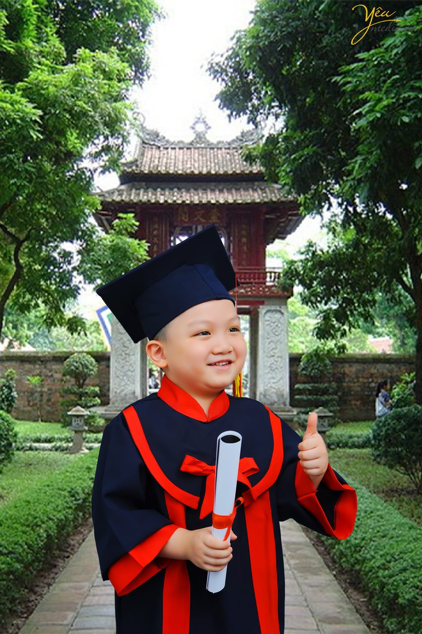 Yêu Media đã chuẩn bị trang phục cử nhân cho các bé mầm non để chụp ảnh tốt nghiệp tại studio của mình.