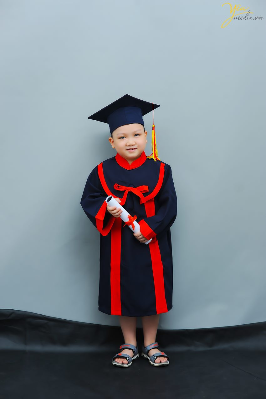 Yêu Media đã chuẩn bị trang phục cử nhân cho các bé mầm non để chụp ảnh tốt nghiệp tại studio của mình.