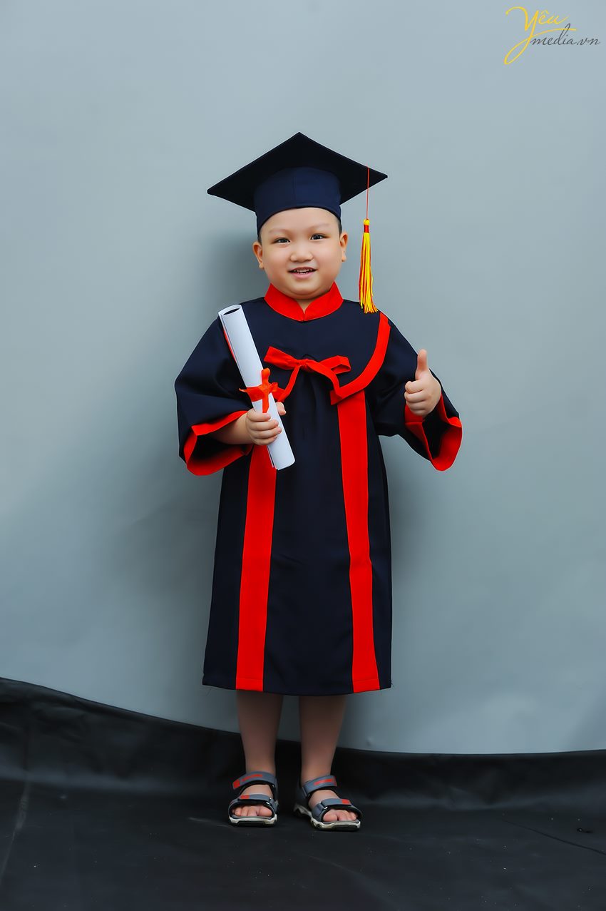 Yêu Media đã chuẩn bị trang phục cử nhân cho các bé mầm non để chụp ảnh tốt nghiệp tại studio của mình.