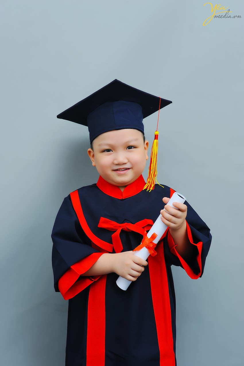 Yêu Media đã chuẩn bị trang phục cử nhân cho các bé mầm non để chụp ảnh tốt nghiệp tại studio của mình.