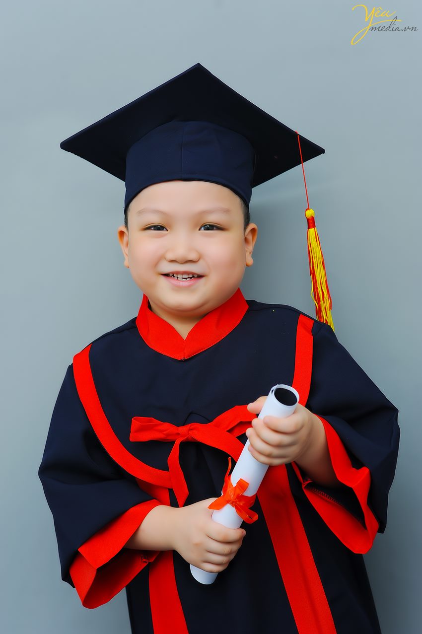 Yêu Media đã chuẩn bị trang phục cử nhân cho các bé mầm non để chụp ảnh tốt nghiệp tại studio của mình.
