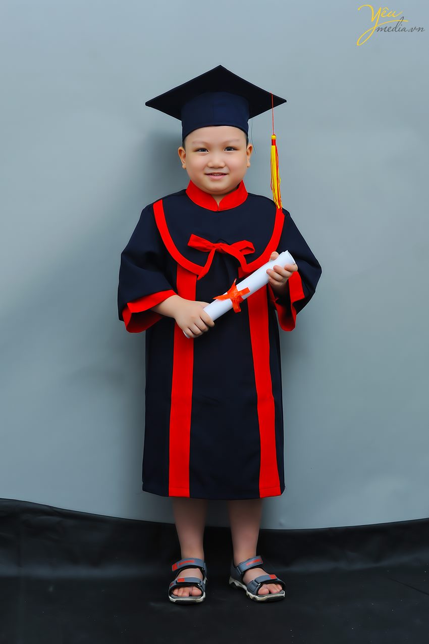 Yêu Media đã chuẩn bị trang phục cử nhân cho các bé mầm non để chụp ảnh tốt nghiệp tại studio của mình.