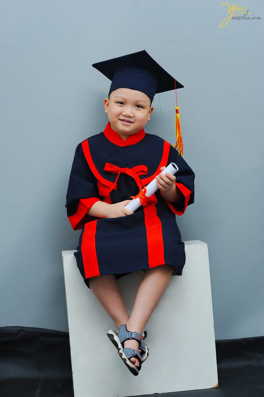 Yêu Media đã chuẩn bị trang phục cử nhân cho các bé mầm non để chụp ảnh tốt nghiệp tại studio của mình.