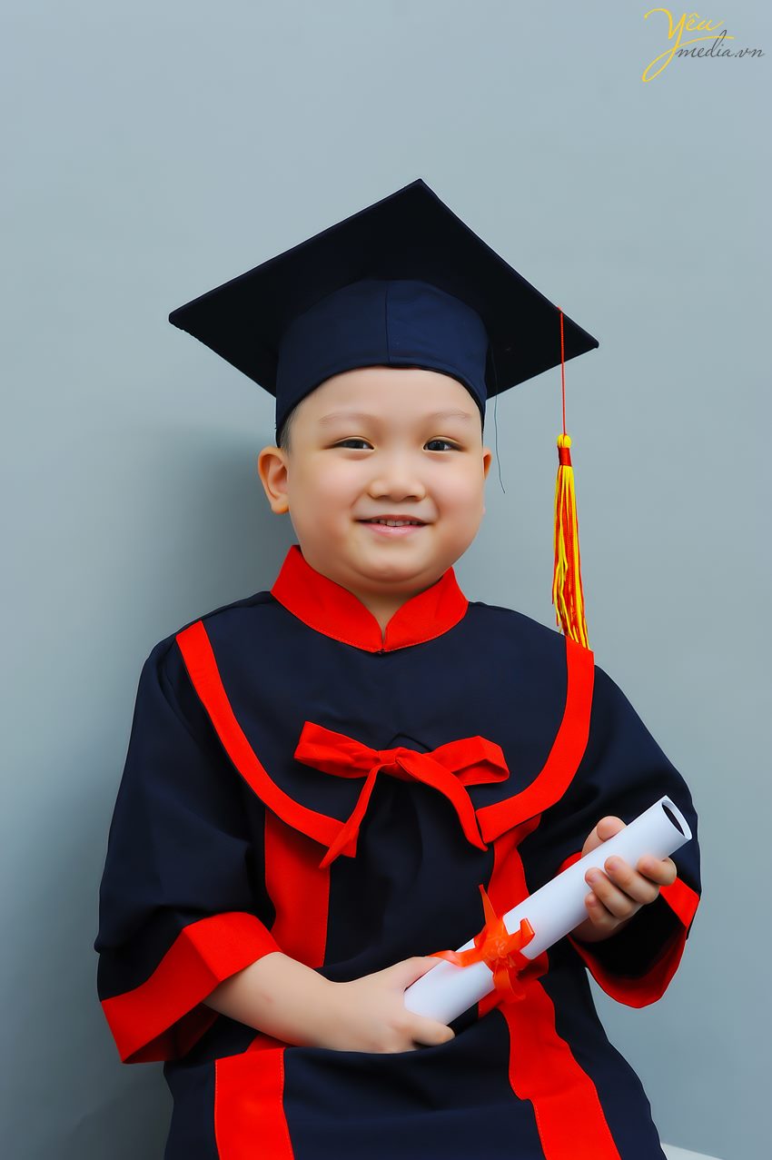 Yêu Media đã chuẩn bị trang phục cử nhân cho các bé mầm non để chụp ảnh tốt nghiệp tại studio của mình.