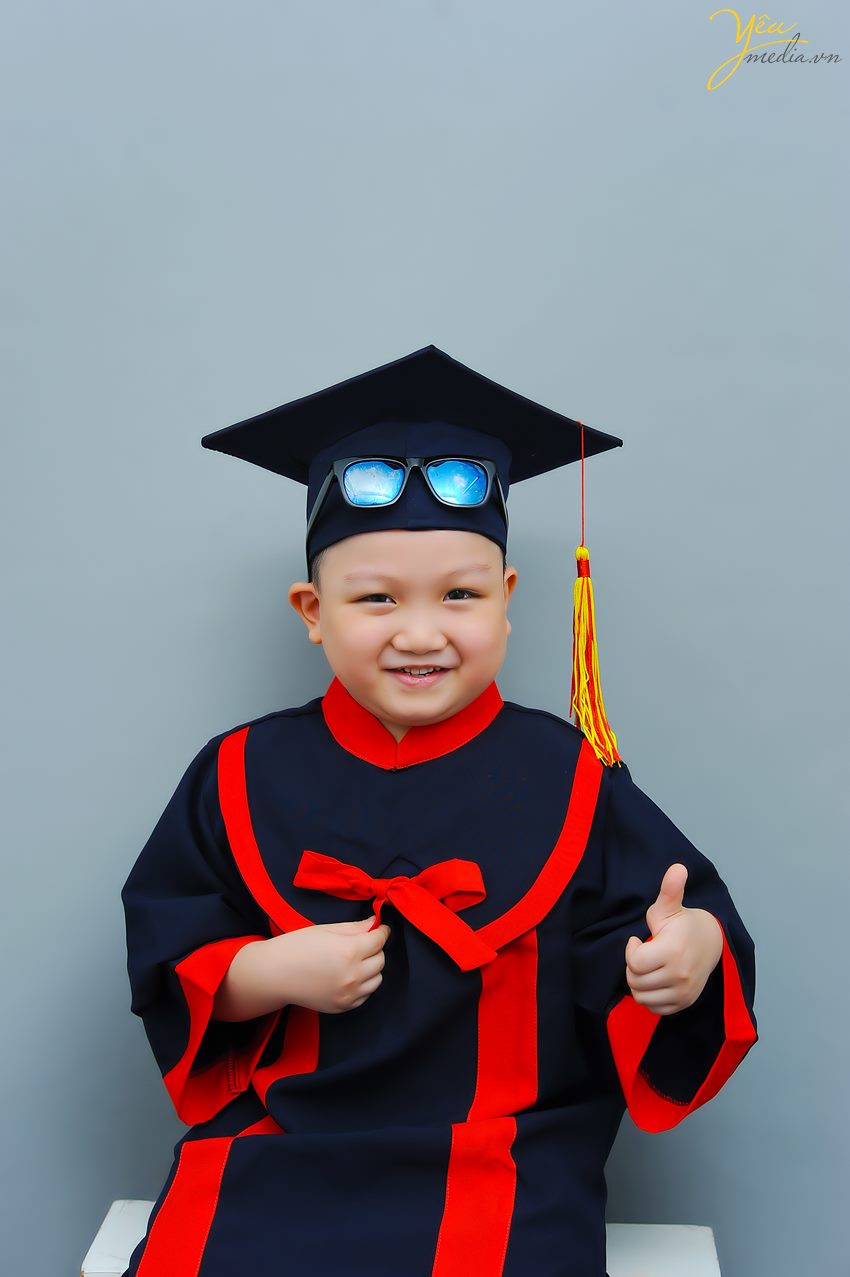 Yêu Media đã chuẩn bị trang phục cử nhân cho các bé mầm non để chụp ảnh tốt nghiệp tại studio của mình.