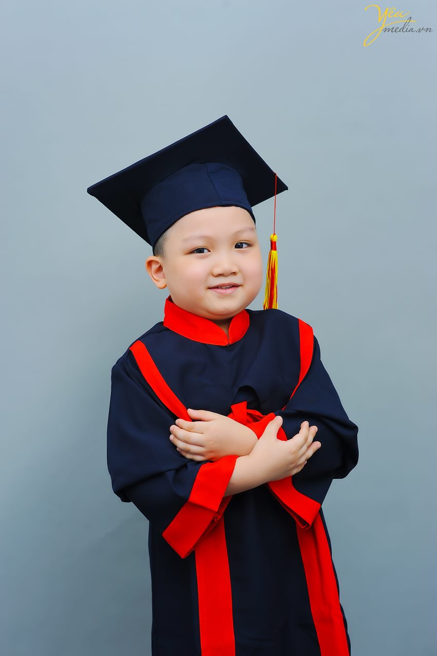 Yêu Media đã chuẩn bị trang phục cử nhân cho các bé mầm non để chụp ảnh tốt nghiệp tại studio của mình.