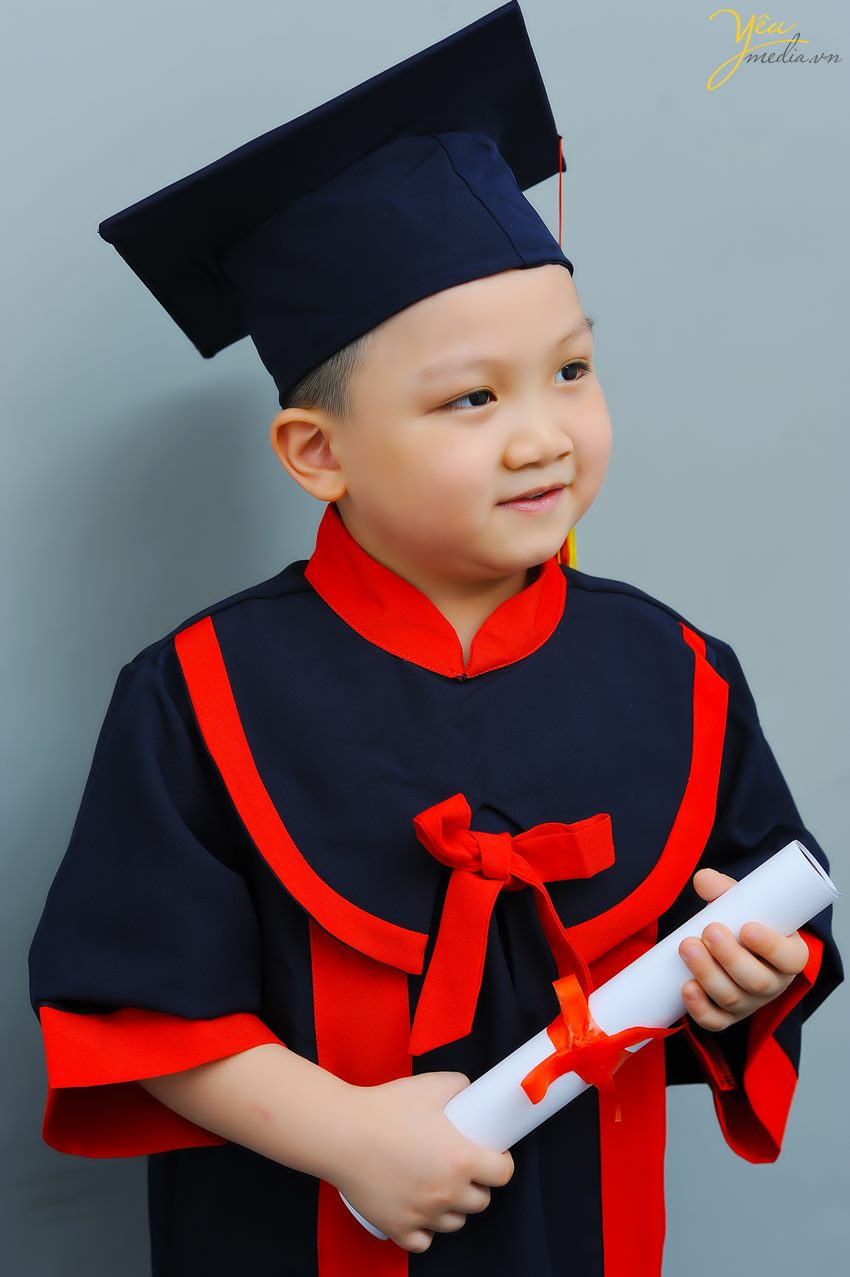 Yêu Media đã chuẩn bị trang phục cử nhân cho các bé mầm non để chụp ảnh tốt nghiệp tại studio của mình.