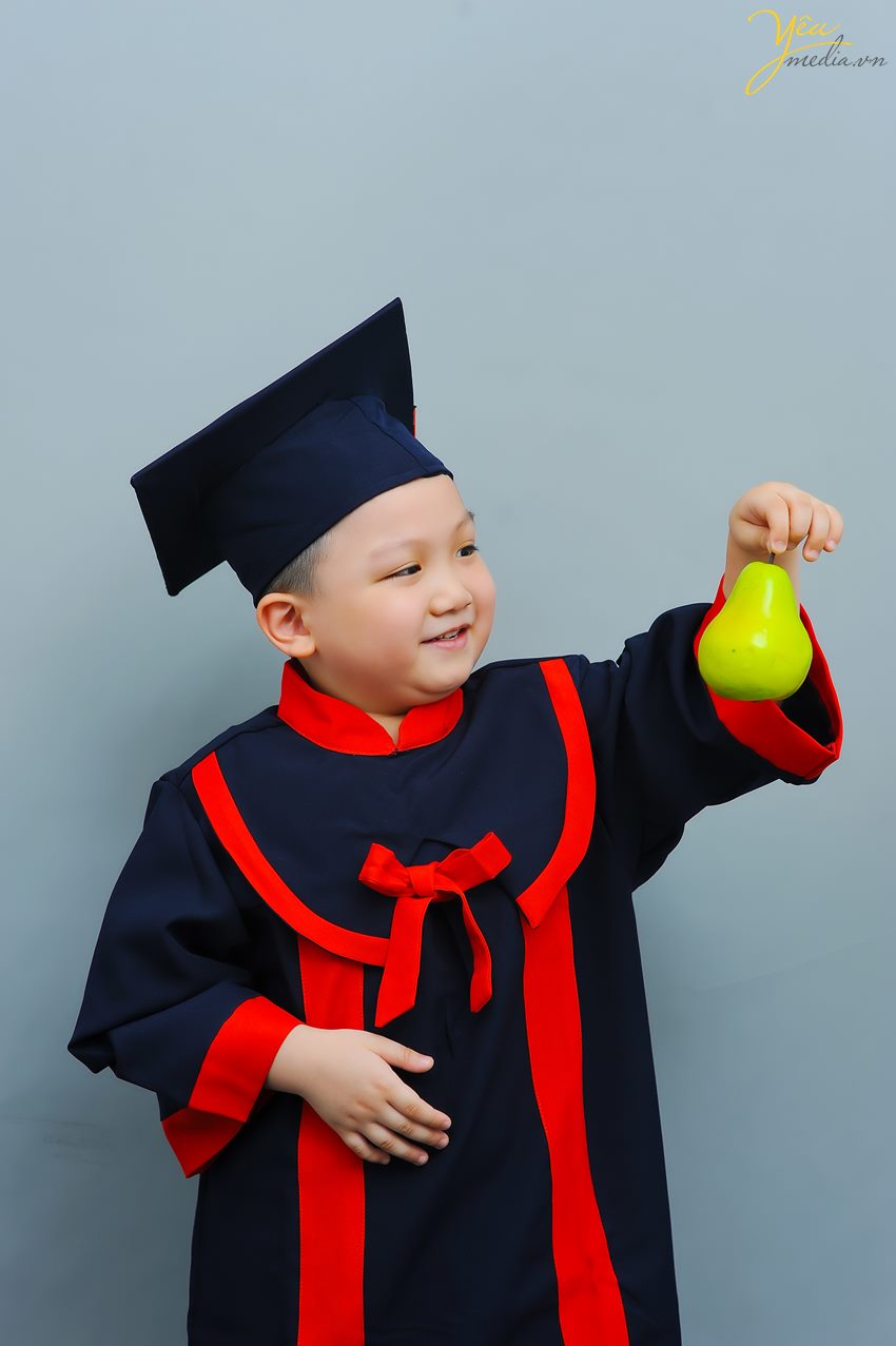 Yêu Media đã chuẩn bị trang phục cử nhân cho các bé mầm non để chụp ảnh tốt nghiệp tại studio của mình.