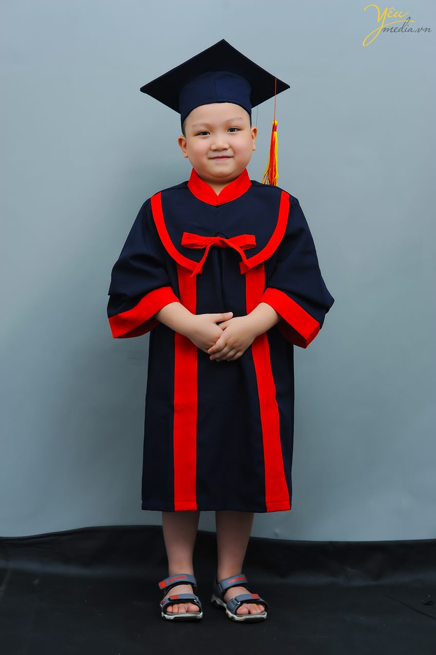 Yêu Media đã chuẩn bị trang phục cử nhân cho các bé mầm non để chụp ảnh tốt nghiệp tại studio của mình.