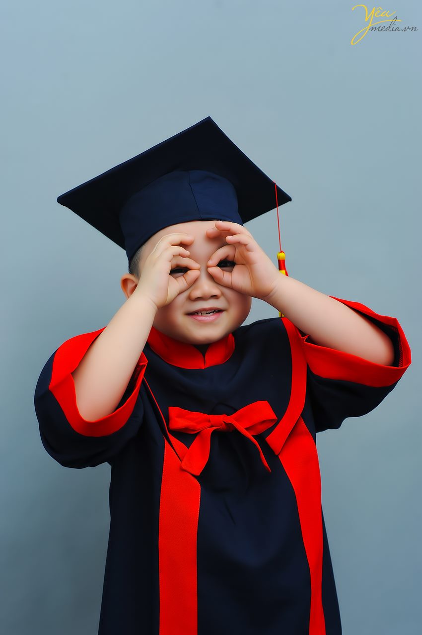 Yêu Media đã chuẩn bị trang phục cử nhân cho các bé mầm non để chụp ảnh tốt nghiệp tại studio của mình.