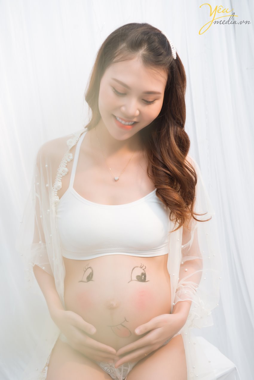 Khi nhìn những bức hình chụp khách của chúng tôi. Chúng tôi hiểu rằng chụp hình những phụ nữ đang mang thai sinh con thật kỳ diệu. Tình yêu của người mẹ dành cho con mình được thể hiện rất sâu sắc qua cách mà cô ấy âu yếm, nâng niu chiếc bụng của mình. Qua ánh mắt của cô ấy khi thể hiện qua bức ảnh. Phụ nữ cũng như những bông hoa, đều cần được nâng niu và trân trọng. Mỗi loài hoa đều có một ý nghĩa và cá tính riêng. Cũng giống như mỗi cô gái đều có những nét đặc biệt, mạnh mẽ, bền bỉ ví như hoa cúc dại, hay quyến rũ, nữ tính như hồng đỏ, chân thành và mộc mạc như hướng dương. Dù ở màu sắc hay hình dạng nào, hoa cũng góp phần tô điểm cho cuộc đời thêm tươi tắn và rực rỡ, tràn trề sức sống Đừng bỏ lỡ dịp ghi lại khoảnh khắc bầu các mom nhé. Đừng ngần ngại vì nghĩ bầu là xấu xí, các mom yên tâm qua góc kính của Yêu Media thì các mom đều lung linh!