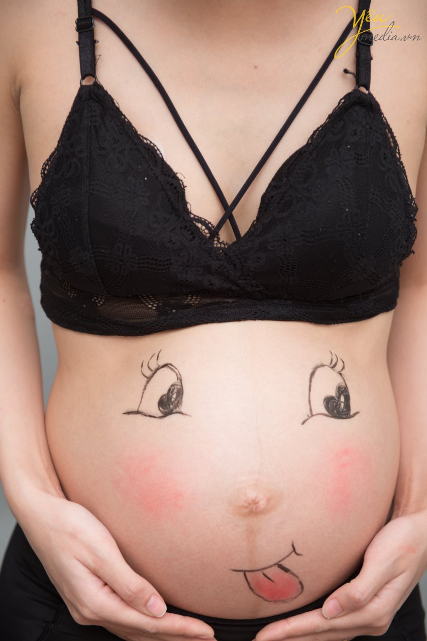 Khi nhìn những bức hình chụp khách của chúng tôi. Chúng tôi hiểu rằng chụp hình những phụ nữ đang mang thai sinh con thật kỳ diệu. Tình yêu của người mẹ dành cho con mình được thể hiện rất sâu sắc qua cách mà cô ấy âu yếm, nâng niu chiếc bụng của mình. Qua ánh mắt của cô ấy khi thể hiện qua bức ảnh. Phụ nữ cũng như những bông hoa, đều cần được nâng niu và trân trọng. Mỗi loài hoa đều có một ý nghĩa và cá tính riêng. Cũng giống như mỗi cô gái đều có những nét đặc biệt, mạnh mẽ, bền bỉ ví như hoa cúc dại, hay quyến rũ, nữ tính như hồng đỏ, chân thành và mộc mạc như hướng dương. Dù ở màu sắc hay hình dạng nào, hoa cũng góp phần tô điểm cho cuộc đời thêm tươi tắn và rực rỡ, tràn trề sức sống Đừng bỏ lỡ dịp ghi lại khoảnh khắc bầu các mom nhé. Đừng ngần ngại vì nghĩ bầu là xấu xí, các mom yên tâm qua góc kính của Yêu Media thì các mom đều lung linh!